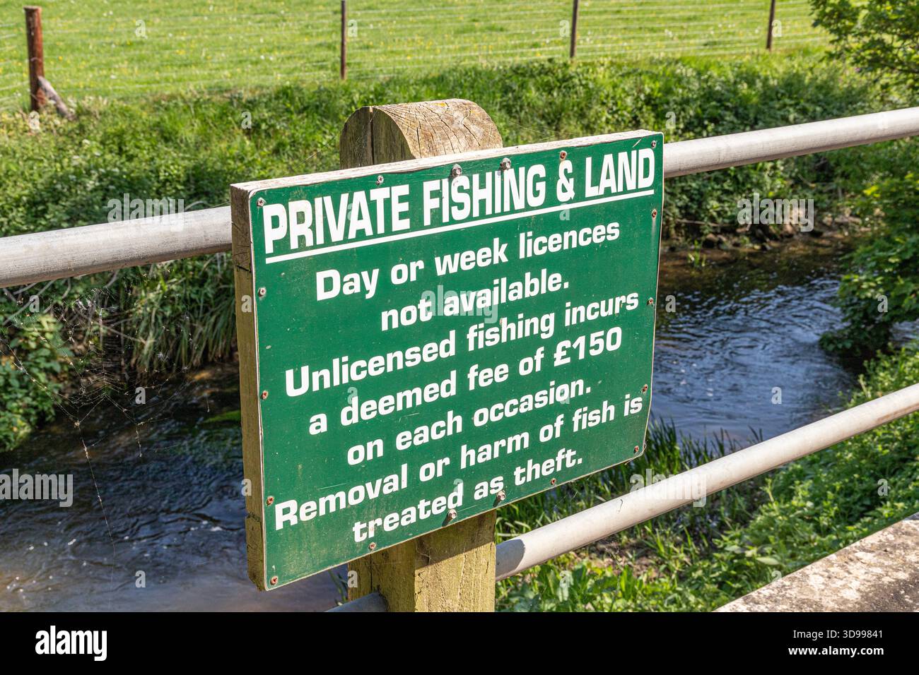 Privates Angeln und Land Schild neben dem jungen River Chelt in Boddington, Gloucestershire, England, Großbritannien Stockfoto