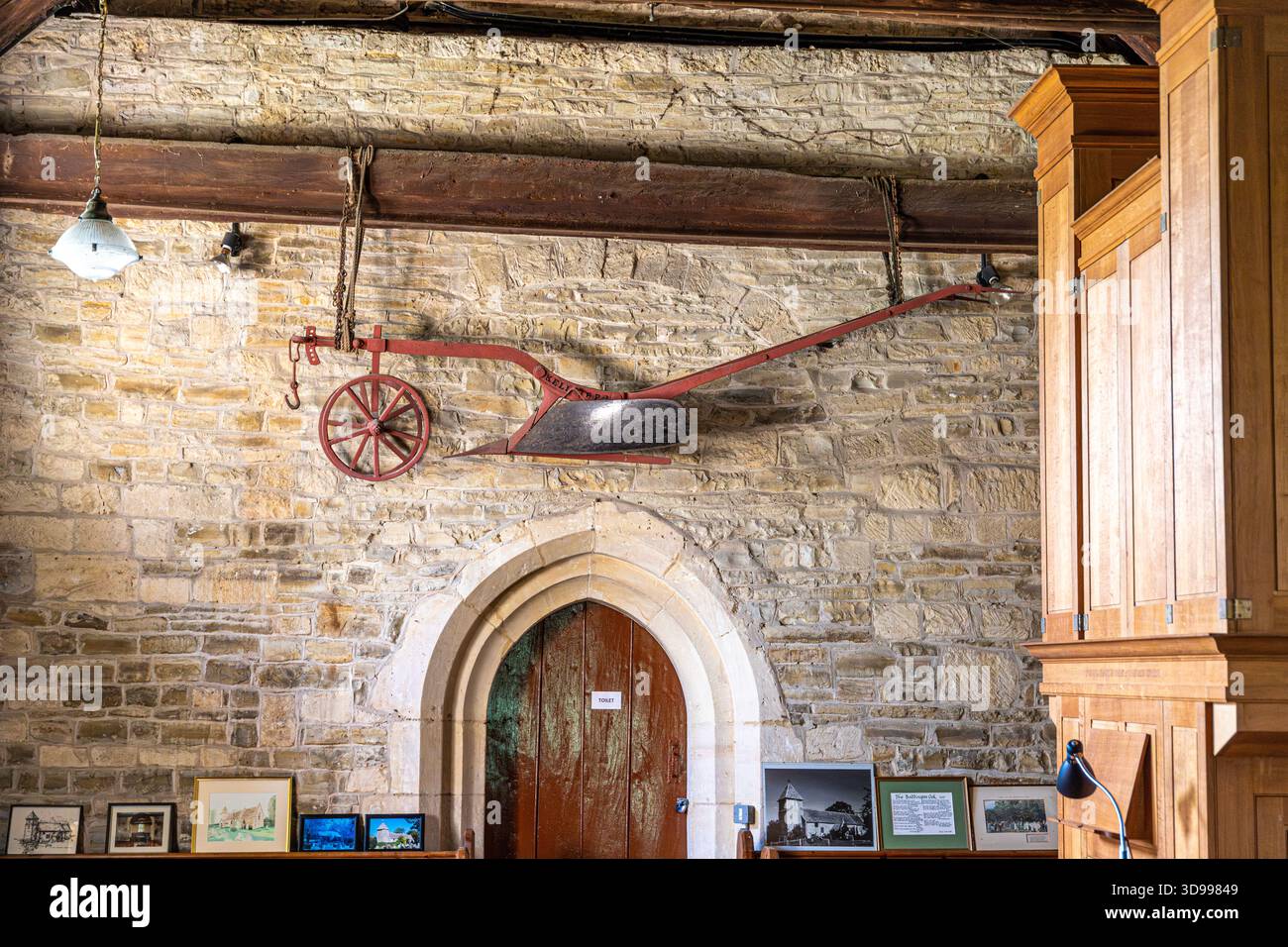 Ein Pflug hing an einem Balken in der Pfarrkirche St. Mary Magdalene im Dorf Boddington, Gloucestershire, England, Großbritannien Stockfoto
