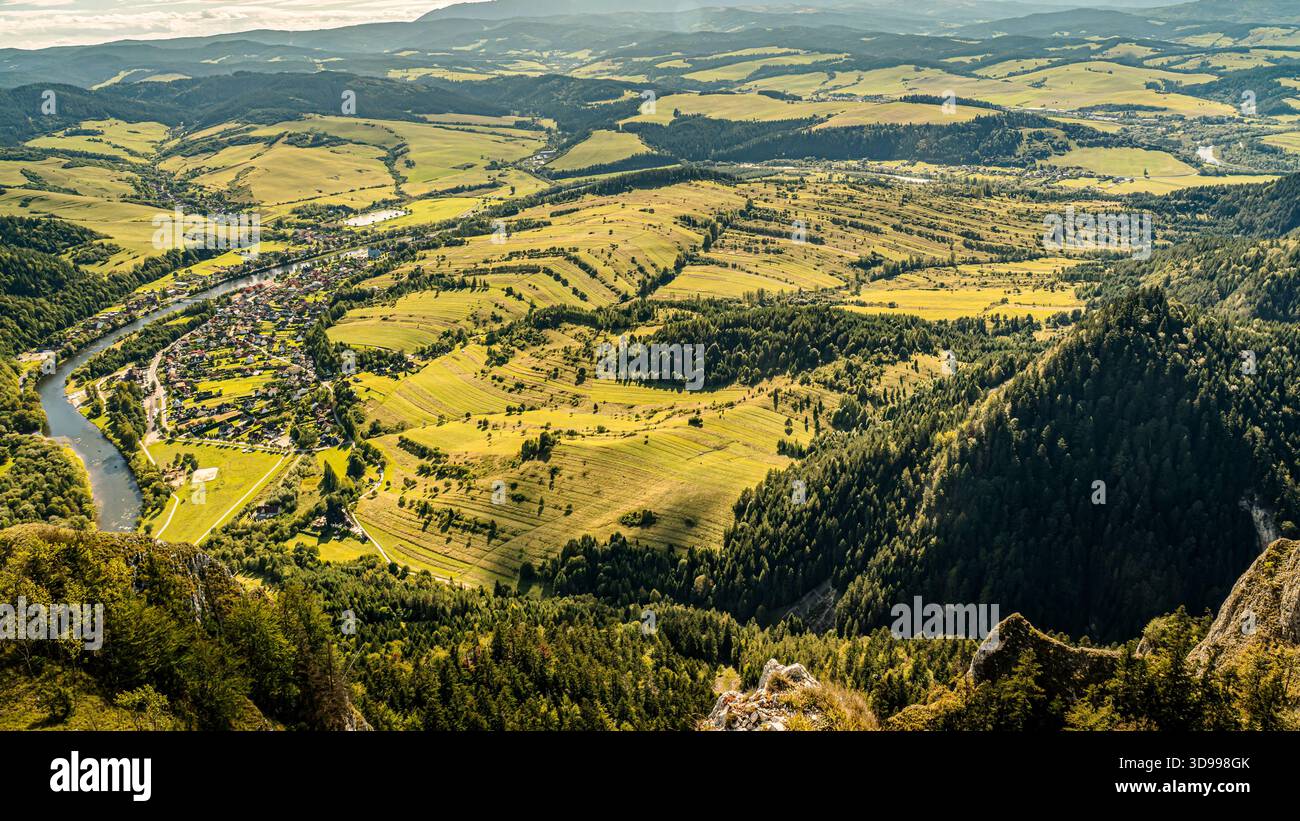 Panoramablick auf die Berge vom Three Crowns Peak in Pieniny Mountains über Dunajec River Valley mit üppigem Wald, sonnigem Himmel und Rolling Hills, Polen Stockfoto