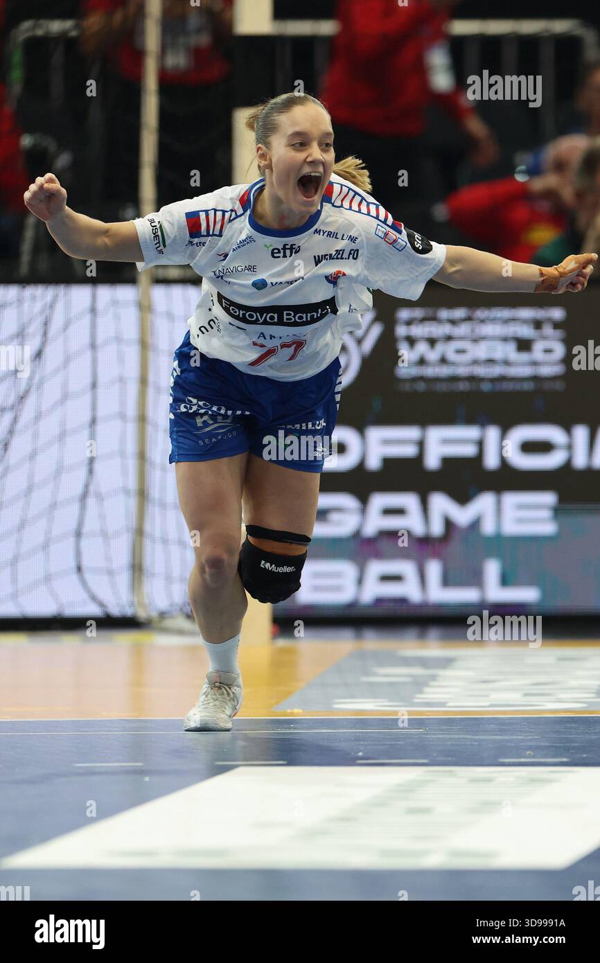 12.04.2025, Westfalenhalle, Dortmund, Deutschland, Dortmund, 27. Frauen-Weltmeisterschaft 2025, Hauptrunde, Gruppe II 2. Runde: Serbien (SRB) vs. Färöer-Inseln (FRO), im Bild: Jana MITTÚN (FRO #77), verwandelt die letzten 7 Meter in 31:31 und stimmt überein Stockfoto