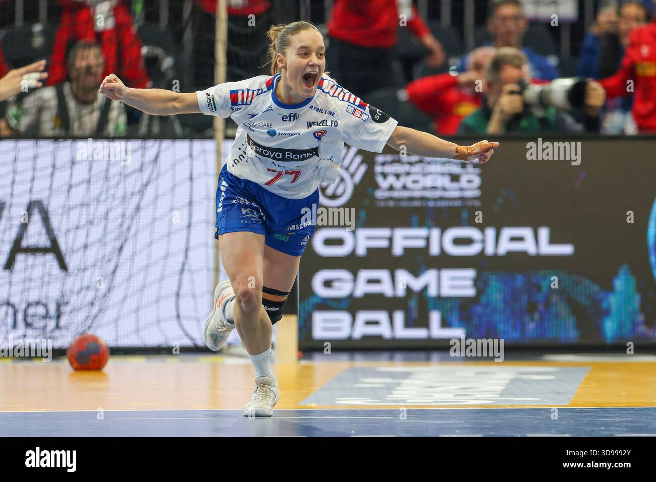 12.04.2025, Westfalenhalle, Dortmund, Deutschland, Dortmund, 27. Frauen-Weltmeisterschaft 2025, Hauptrunde, Gruppe II 2. Runde: Serbien (SRB) vs. Färöer-Inseln (FRO), im Bild: Jana MITTÚN (FRO #77), verwandelt die letzten 7 Meter in die 31:31 und ist AC Stockfoto