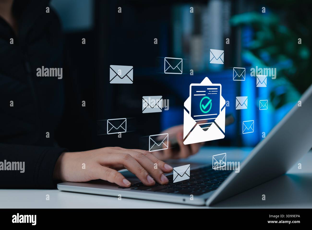 Verifizierte E-Mail-Kommunikation und digitales Messaging-Konzept, das eine Frau zeigt, die einen Laptop mit mehreren E-Mail-Symbolen und einem bestätigten E-Mail-Symbol verwendet. Stockfoto