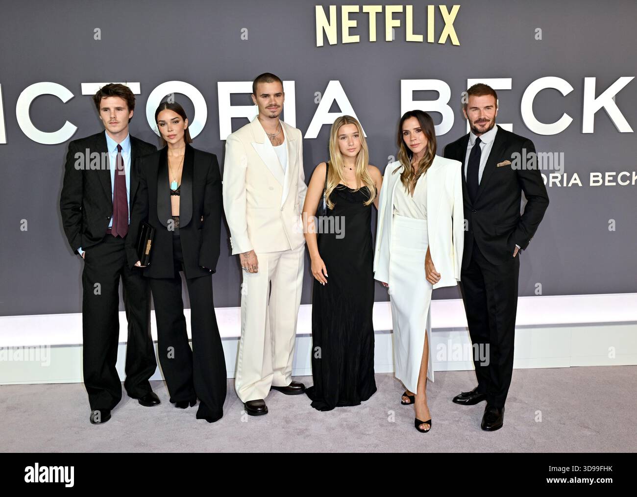 London, UK . Oktober 2025 . (L-R) Cruz Beckham, Jackie Apostel, Romeo Beckham, Harper Beckham, Victoria Beckham und David Beckham Stockfoto