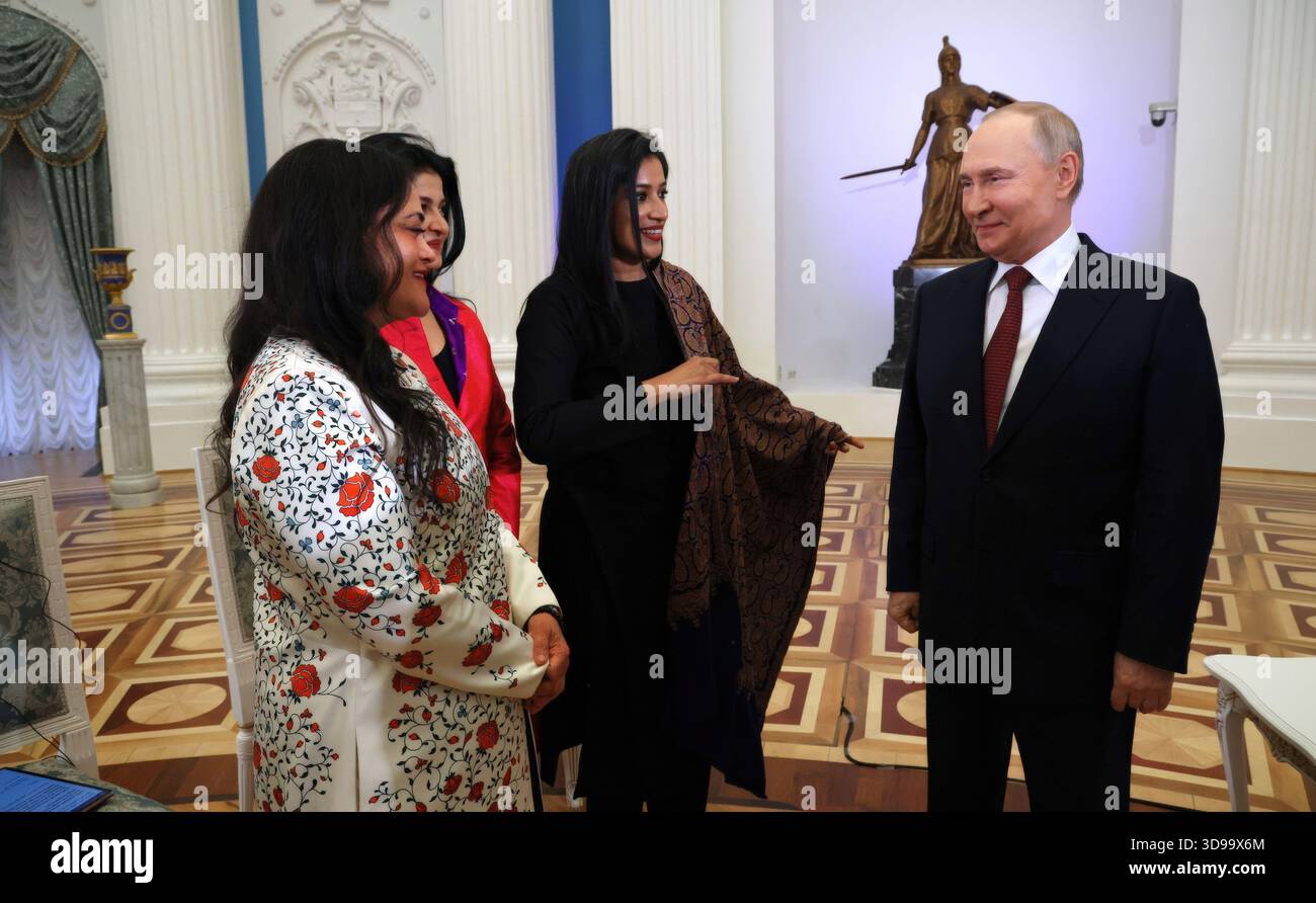 Moskau, Russland. Dezember 2025. Der russische Präsident Wladimir Putin, rechts, spricht heute mit der stellvertretenden Vorsitzenden der indischen Today-Gruppe Kalli Purie, links, den indischen Journalisten Anjana OM Kashyap, rechts, von Taj Tak Television und Geeta Mohan, Zentrum, von Indien nach einem exklusiven Interview in der St. Katharina Halle des Kreml, 3. Dezember 2025 in Moskau, Russland. Quelle: Vyacheslav Prokofyev/Kreml Pool/Alamy Live News Stockfoto