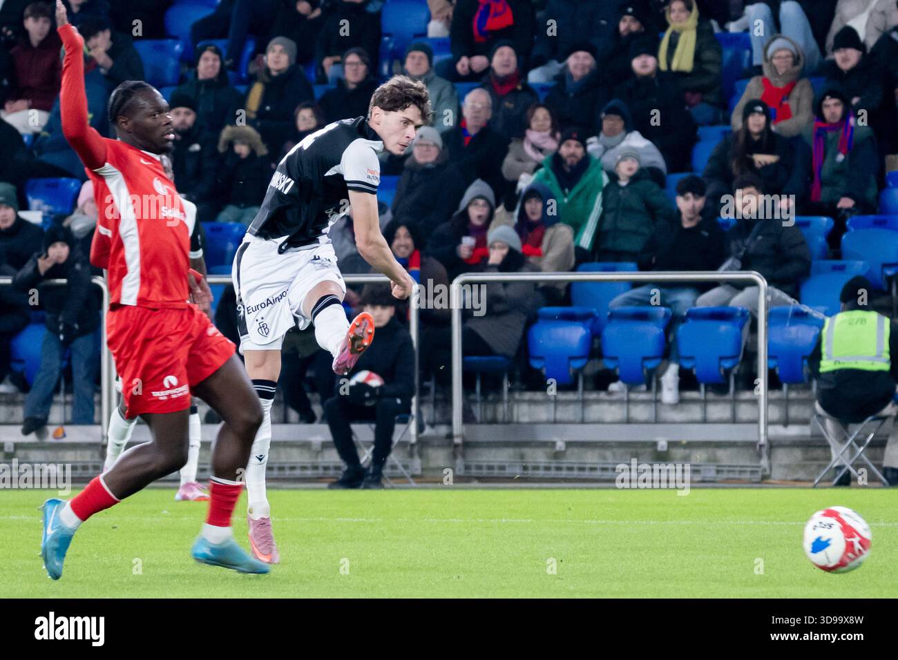 12.04.2025, Basel, St. Jakob-Park, Schweizer Cup: FC Grand-Saconnex - FC Basel, Moritz Broschinski (17 Basel) Stockfoto