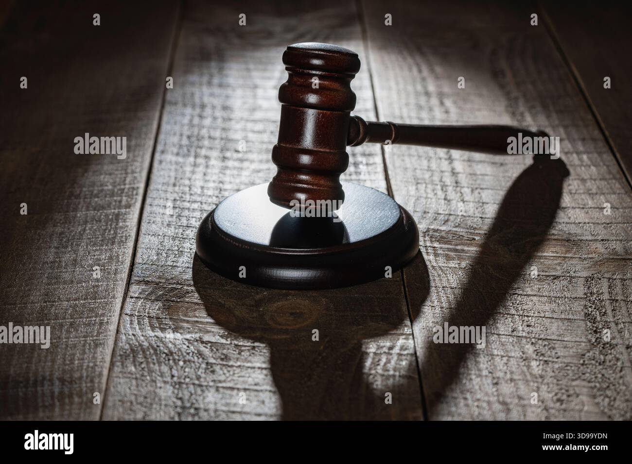 Hölzerner Richter Hammer und Schallplatte auf dem hölzernen Tisch Hintergrund, Nahaufnahme Stockfoto
