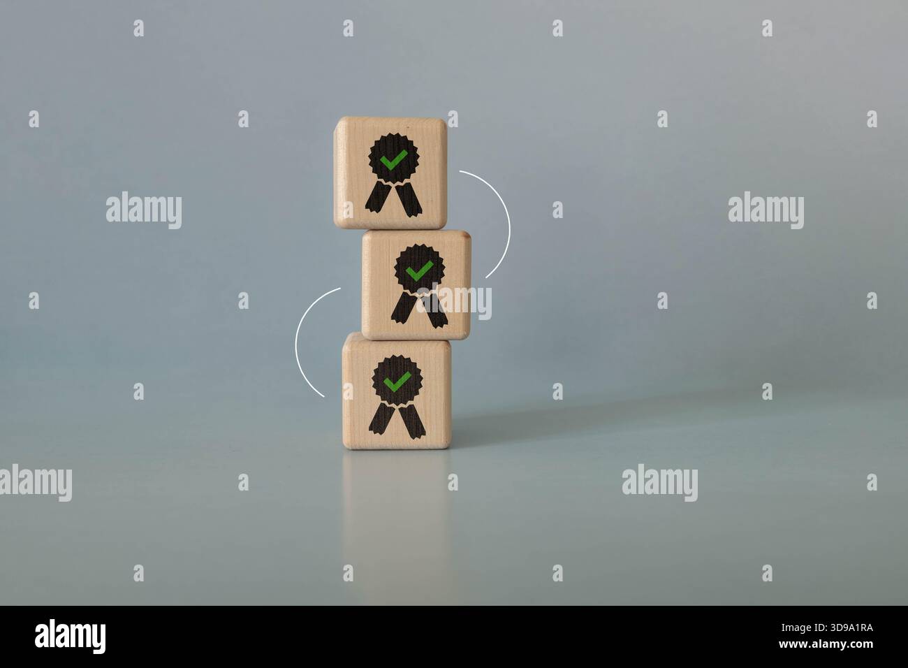 Holzblock mit zertifiziertem Symbol. Zertifikatsymbol. Das Konzept, ein Zertifikat zu haben. Symbole für Qualifikationen, Zertifikate und Absolventen. Das Konzept Stockfoto