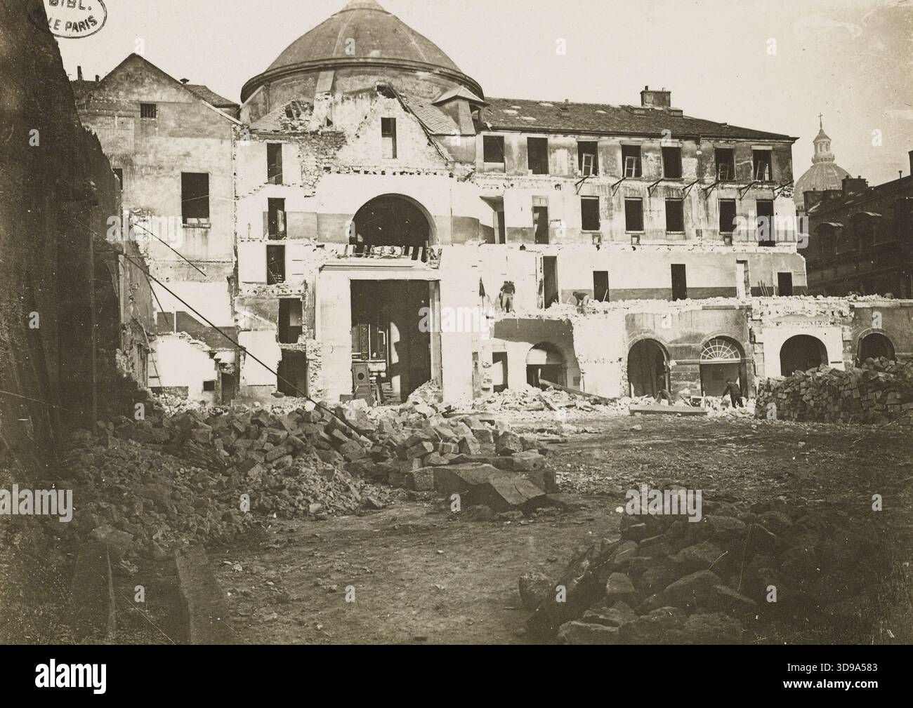 Ursulinenkloster während seines Abbruchs, 22. Januar 1908, 14. Arrondissement, Paris. Fotograf: Francis Bouëtard. Fotografie, Grafik, Gelatinedruck. Abmessungen – Bildmaterial: Höhe: 8 cm, Breite: 11 cm. Abmessungen – ursprüngliche Halterung: Höhe: 10 cm, Breite: 12,8 cm. Abmessungen – alte Halterung: Höhe: 16 cm, Breite: 21 Stockfoto