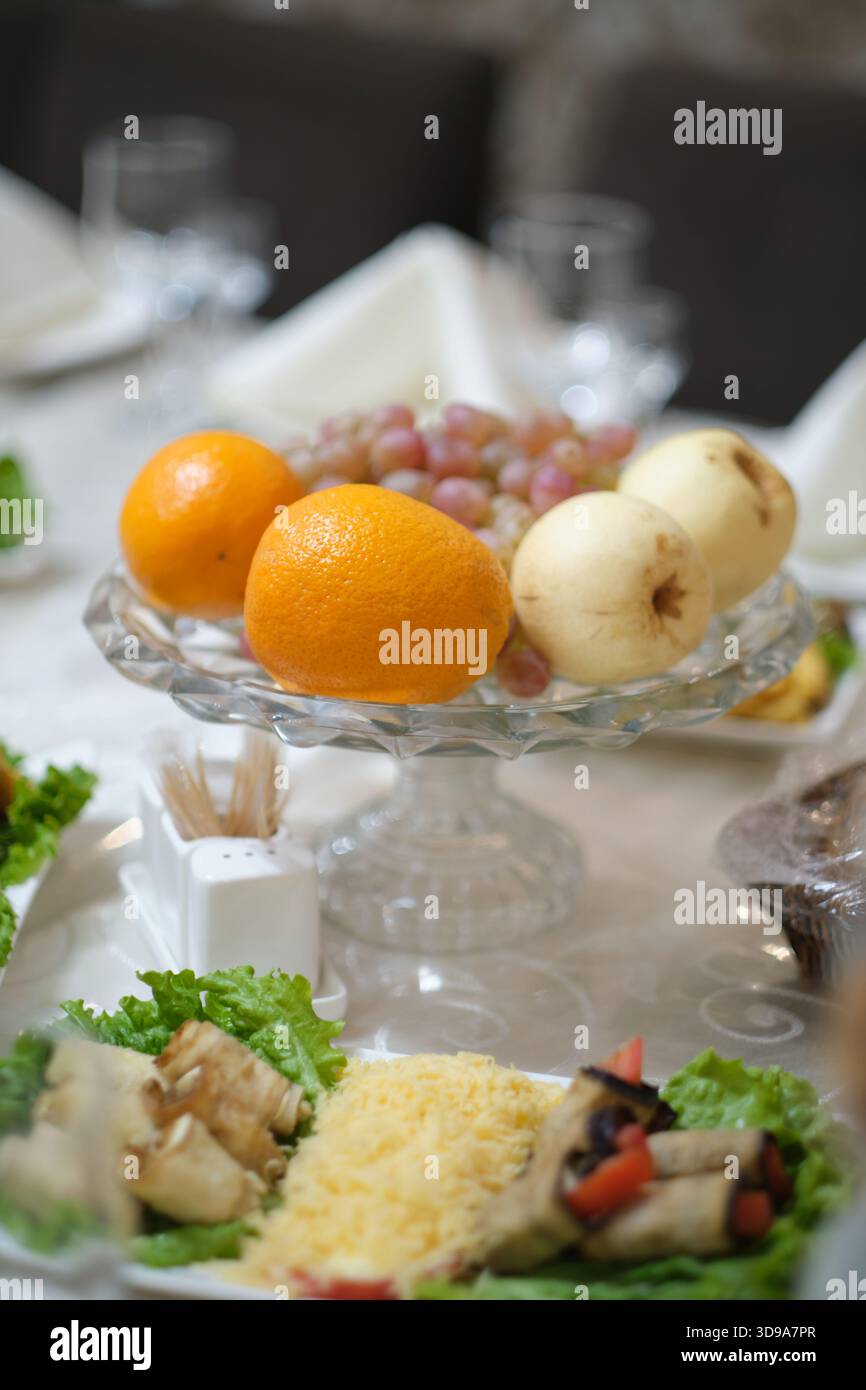 Hochzeitsbanketttisch mit Obst und Gemüse Stockfoto