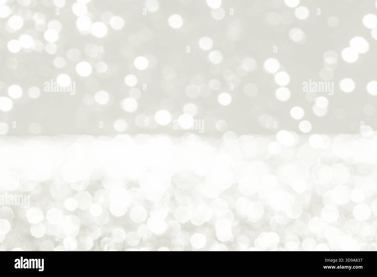 Abstrakter Bokeh-Hintergrund mit funkelndem Silber und weißem Licht, reflektierender Glitzerstruktur. Für einen festlichen und eleganten Schimmer. Farbe von 2026 yea Stockfoto