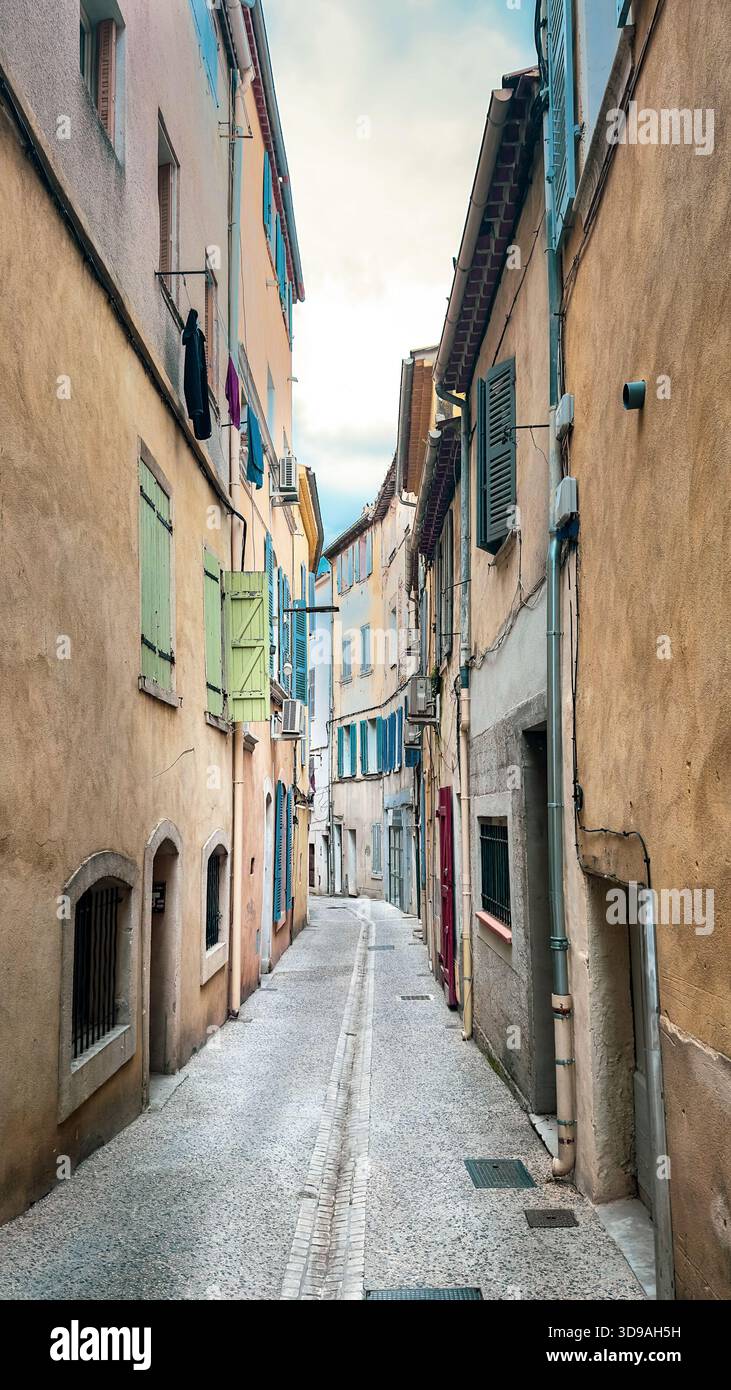 La Ciotat, Frankreich, 14. April 2025, Blick auf eine Gasse in der Altstadt Stockfoto