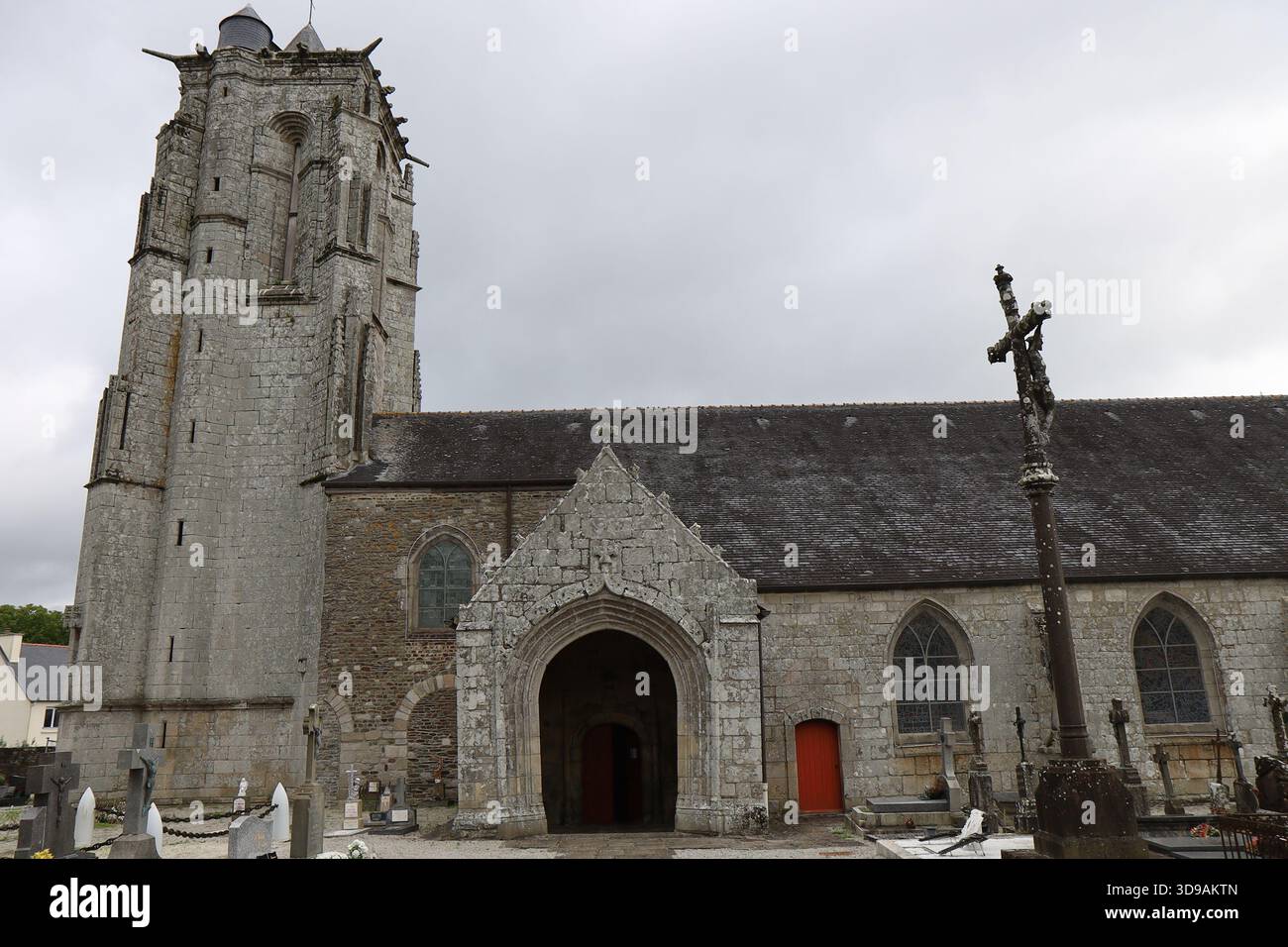 Eglise Saint-Pierre de Plouguer, église romane, Village de Carhaix-Plouguer, Département de Finistere, Bretagne, Frankreich Stockfoto