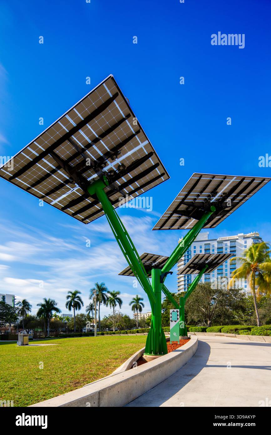 Hollywood, FL, USA - 4. Dezember 2025: FPL Solarbäume im Young Circle Hollywood Florida Stockfoto