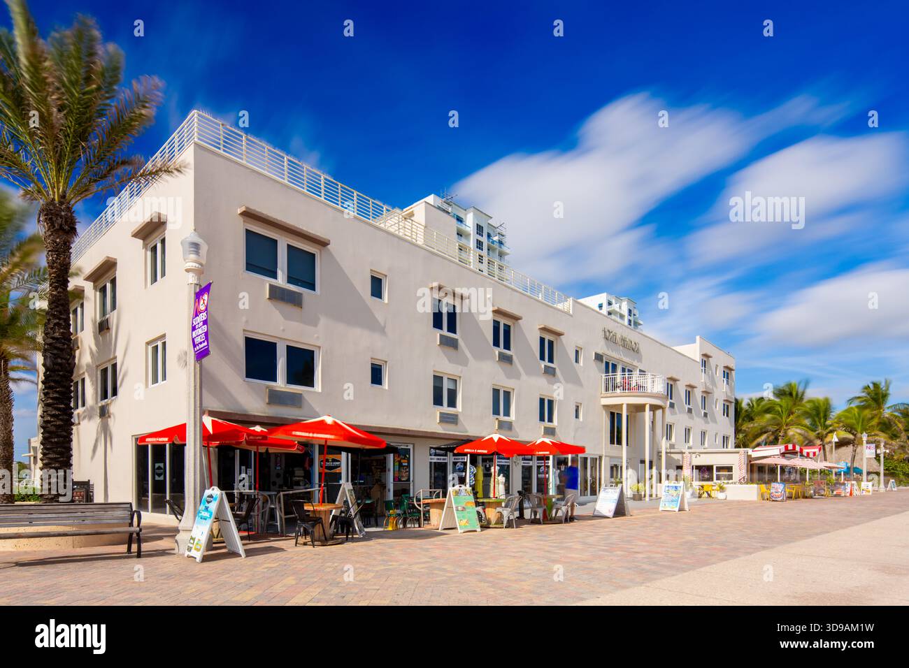 Hollywood, FL, USA - 4. Dezember 2025: Hotel Sheldon am Hollywood Beach. Langzeitbelichtung bei Himmel und Wolkenunschärfe Stockfoto