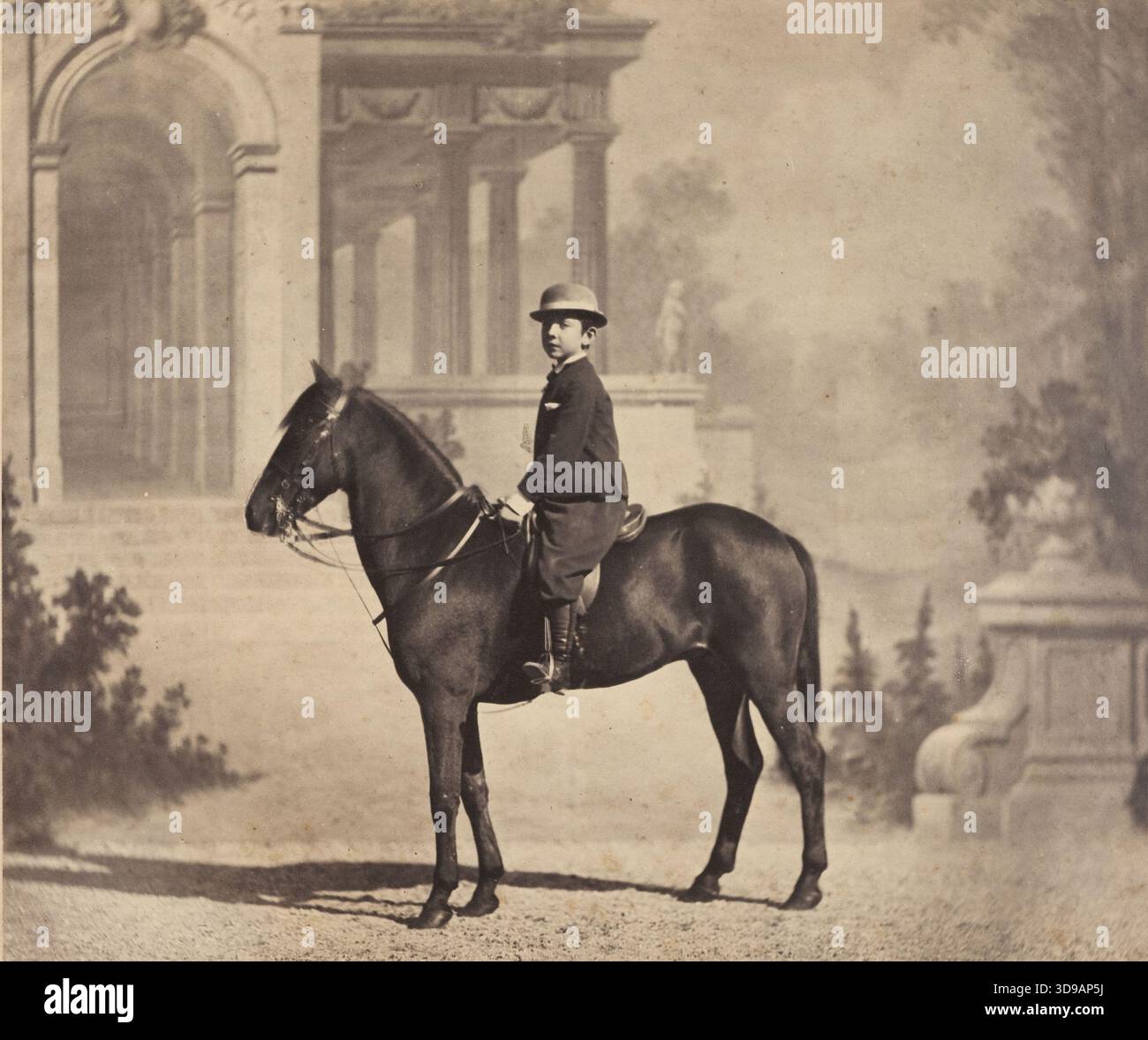 Napoleon Eugène Louis Jean Joseph Bonaparte (1856–1879), Kaiserprinz, bekannt als Louis-Napoleon, Sohn des Kaisers Napoleon III., auf seinem Pony. Fotograf: Louis Jean Delton (Louis-Jean Delton, bekannt als), um 1862–1865. Fotografie, Graphic Arts, Albumendruck. Abmessungen – Bild: Höhe: 20 cm, Breite: 22,3 cm. Abmessungen – Befestigung: Höhe: 40 cm, Breite: 50 Stockfoto