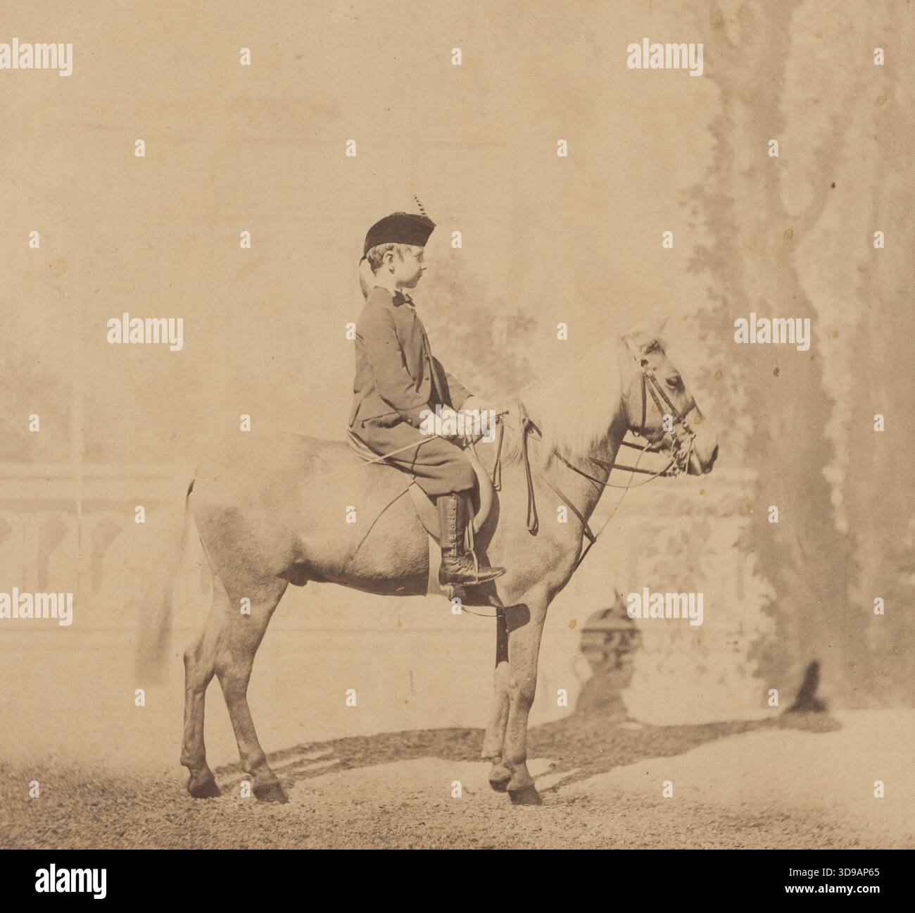 Napoleon Eugène Louis Jean Joseph Bonaparte (1856–1879), Kaiserprinz, bekannt als Louis-Napoleon, Sohn des Kaisers Napoleon III., auf seinem Pony. Fotograf: Louis Jean Delton (Louis-Jean Delton, bekannt als), um 1862–1865. Fotografie, Graphic Arts, Albumendruck. Abmessungen – Bild: Höhe: 20 cm, Breite: 22,3 cm. Abmessungen – Befestigung: Höhe: 40 cm, Breite: 50 Stockfoto