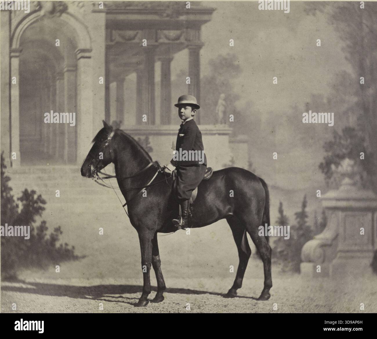 Napoleon Eugène Louis Jean Joseph Bonaparte (1856–1879), Kaiserprinz, bekannt als Louis-Napoleon, Sohn des Kaisers Napoleon III., auf seinem Pony. Fotograf: Louis Jean Delton (Louis-Jean Delton, bekannt als), um 1862–1865. Fotografie, Graphic Arts, Albumendruck. Abmessungen – Bild: Höhe: 20 cm, Breite: 22,3 cm. Abmessungen – Befestigung: Höhe: 40 cm, Breite: 50 Stockfoto