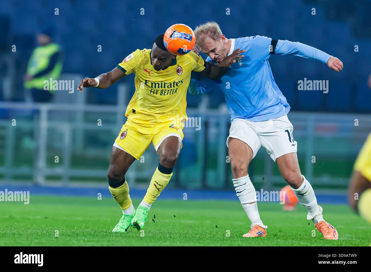 Mailands ecuadorianischer Verteidiger Pervis Estupinan tritt am 4. Dezember 2025 im Olimpico-Stadion in Rom mit Lazios dänischem Stürmer Gustav Isaksen im Achtelfinale der Coppa Italia gegen den AC Milan in den Ball. Stockfoto
