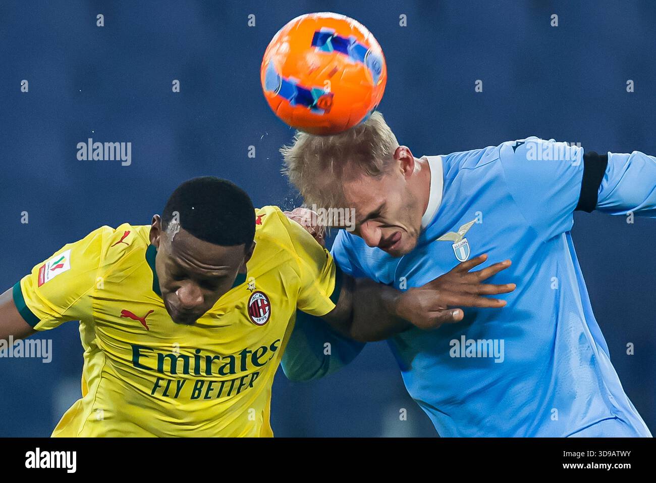 Mailands ecuadorianischer Verteidiger Pervis Estupinan tritt am 4. Dezember 2025 im Olimpico-Stadion in Rom mit Lazios dänischem Stürmer Gustav Isaksen im Achtelfinale der Coppa Italia gegen den AC Milan in den Ball. Stockfoto