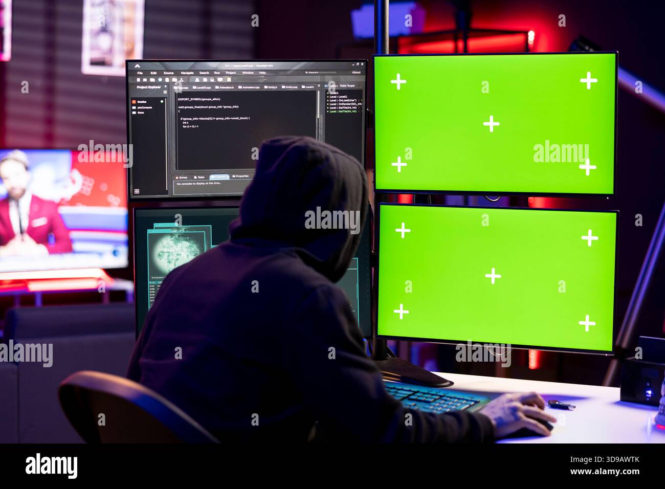 Hacker führt Phishing-Angriffe durch, indem sie mehrere Monitore auf einem isolierten Bildschirm einrichten und Benutzer dazu bringen, Kreditkartendaten preiszugeben. Man startet DDoS-Angriffe mit Chroma Key-PCs und überschwemmt Server, um Webseiten abzustürzen Stockfoto