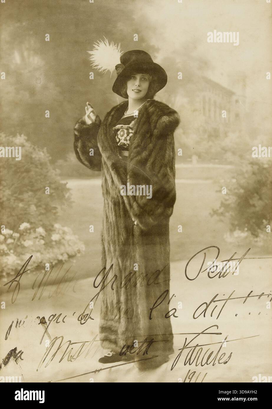 Porträt von Jeanne Bourgeois, bekannt als Mistinguett (1875-1956), von Félix (Fotograf), Fotograf, 1911, Fotografie, Grafik, Fotografie, Abmessungen - Kunstwerk: Höhe: 27,9 cm, Breite: 19,7 cm, Abmessungen - ursprüngliche Halterung: Höhe: 30,8 cm, Breite: 20,4 cm, Abmessungen - Museummatte: Höhe: 40 cm, Breite: 30 Stockfoto