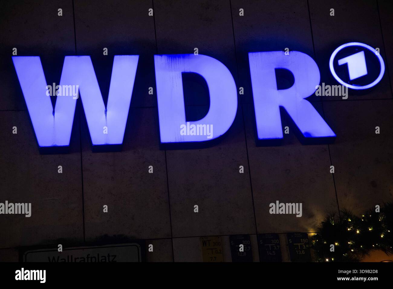 Das Logo des WDR am Funkhaus Wallrafplatz, Feature, Symbolfoto, Randmotiv, Leuchtschrift, Feature, Symbolfoto, Randmotiv, Hanns-Joachim-Friedrichs-Preis 2025, Verleihung am 04.12.2025, in Köln. *** Das WDR-Logo am Wallrafplatz, Feature, Symbolfoto, Randmotiv, Neonschild, Feature, Symbolfoto, Grenzmotiv, Hanns Joachim Friedrichs Preis 2025, Preisverleihung am 04 12 2025 in Köln Stockfoto