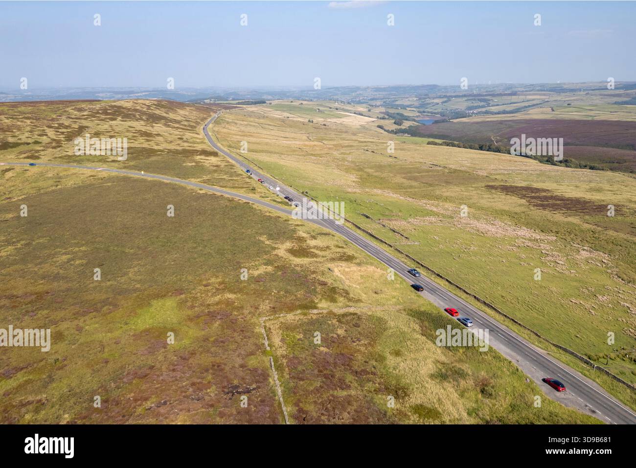 Luftaufnahme der Holmfirth Road (A635) an der Kreuzung mit der Wessenden Head Road am nördlichen Ende des Peak District National Park, Großbritannien. Stockfoto