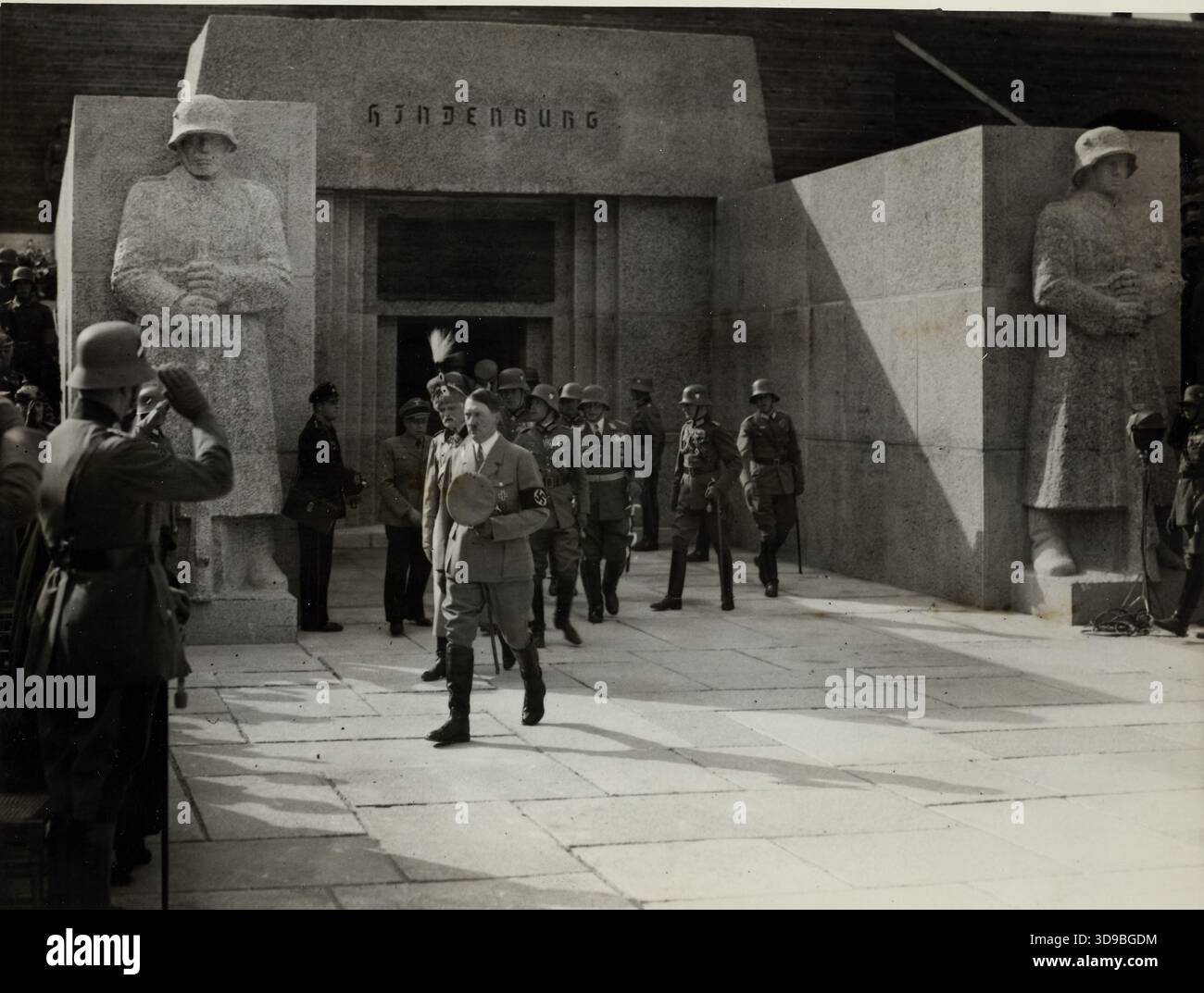 Die sterblichen Überreste des Feldmarschalls von Hindenburg werden in Anwesenheit Adolf Hitlers in die Gedenkstätte Tannenberg überführt. Unbekannt, 2. Oktober 1935, erste Hälfte des 20. Jahrhunderts, Museum der Befreiung von Paris - General Leclerc Museum - Jean Moulin Museum, Militärleben = Militaria, Fotografie, Gelatinedruck, Papier, Tinte, Bleistift, Freistaat Preußen (historischer Zustand), Abmessungen - Kunstwerk: Höhe: 18,3 cm, Breite: 24,2 Stockfoto