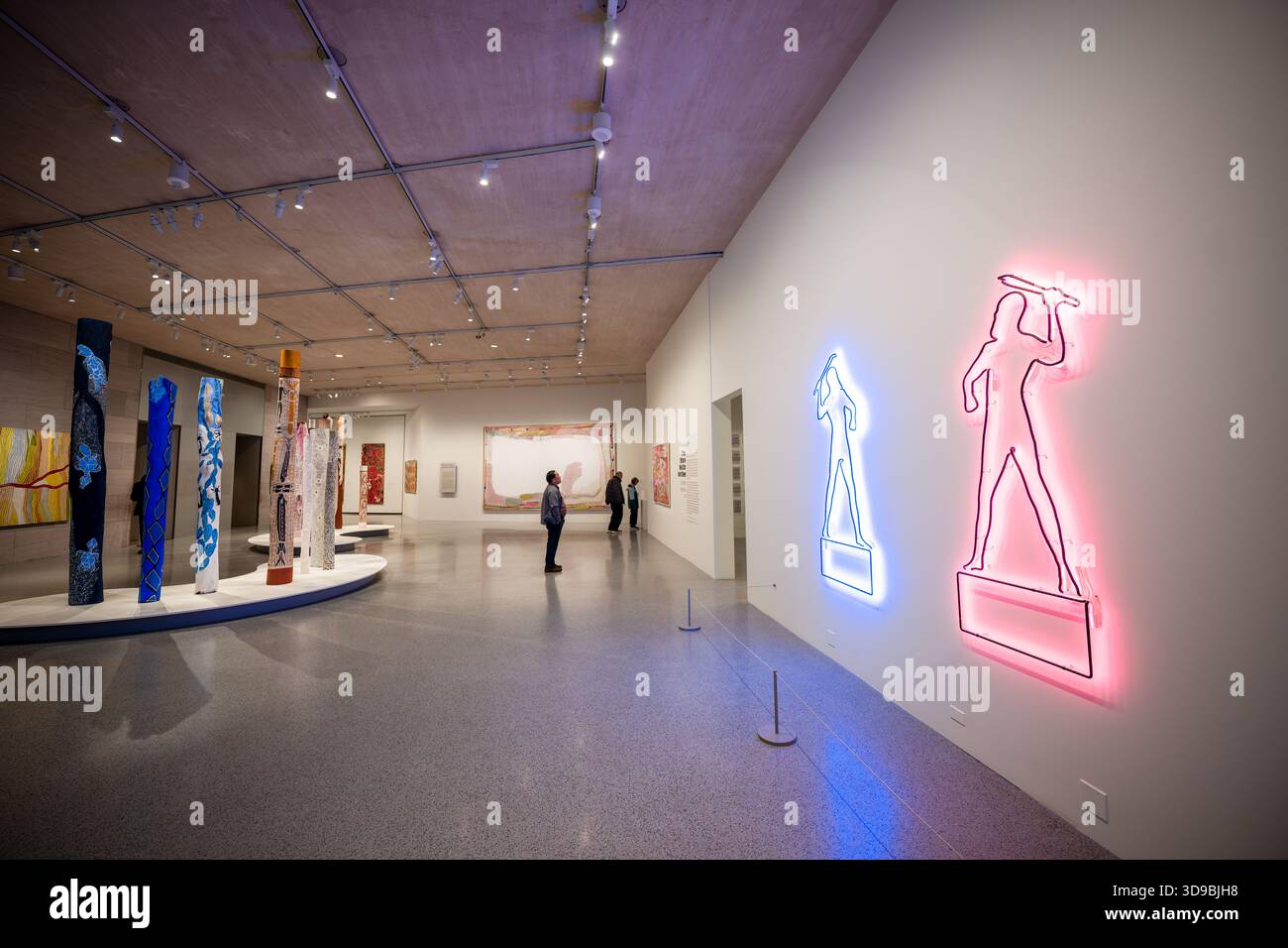 Reko Rennie OA Warrior I Neon Sculpture National Gallery of Art Washington DC // WASHINGTON DC – Reko Rennies Neonskulpturen OA WARRIOR I (blau) und OA WARRIOR I (Pink), 2020, sind in der National Gallery of Art zu sehen Diese Neonwerke wurden von dem Kamilaroi-Künstler Reko Rennie (* 1974) aus Naarm/Melbourne, Victoria, geschaffen und heben indigene Menschen hervor, die selten in öffentlichen Statuen dargestellt werden. Der Name „OA“ (Original Aboriginal Aboriginal) ist Rennies Pseudonym aus Graffiti-Tagging. Die Stücke verbinden traditionelle Symbole mit urbaner Kultur und heben die Widerstandsfähigkeit der Ureinwohner hervor und stellen Stereotypen in Frage Stockfoto
