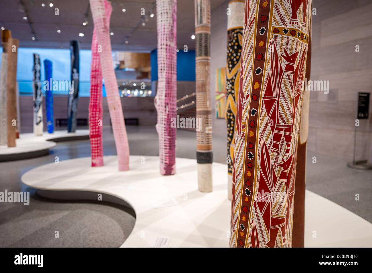 National Gallery of Art Indigenous Memorial Poles Washington DC // WASHINGTON DC – Indigenous Memorial Poles (larrakitj und Lorrkon) aus Arnhem Land, Australien, werden in der National Gallery of Art ausgestellt Traditionell sind diese geschnitzten Stämme heute zeitgenössische skulpturale Kunst, die die Bräuche der Vorfahren ehrt. Die Ausstellung zeigt Charlie Djurritjinis 2018 Warrnyu Dhawu (Flying Fox Story) und Nongirrna Marawilis 2020 Djapu. Entscheidend ist, dass nie menschliche Überreste in diesen speziellen Mahnmasten aufbewahrt wurden. Stockfoto