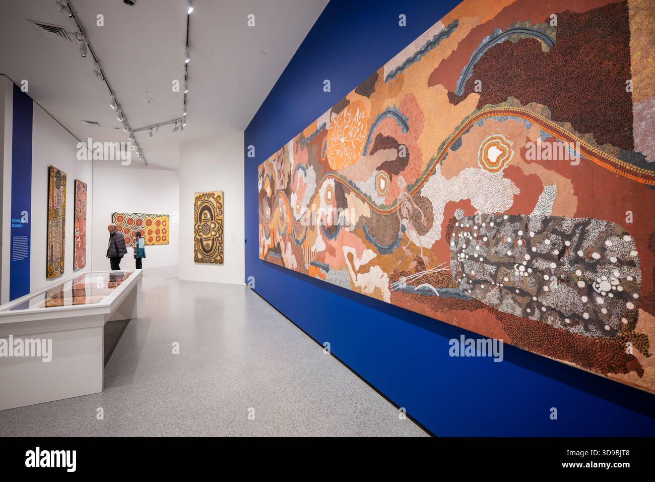 National Gallery of Art Australian Indigenous Art Exhibit Washington DC // WASHINGTON DC — Spirit Dreaming through Napperby Country, ein gemeinsames Gemälde der Künstler Tim Leura Tjapaltjarri und Clifford Possum Tjapaltjarri aus dem Jahr 1980, wird in der Australian Indigenous Art Exhibit der National Gallery of Art ausgestellt. Diese Kunstfarbe aus synthetischem Polymer auf Leinwand dokumentiert ihre tiefe Verbindung zu Napperby Country, Northern Territory und verweist auch auf die Enteignung des Volkes der Anmatyerre. Die Komposition besteht aus Yamswurzeln, weißen Punkten für Wolken und einer Skelettfigur. Akquiriert in 1988 V Stockfoto