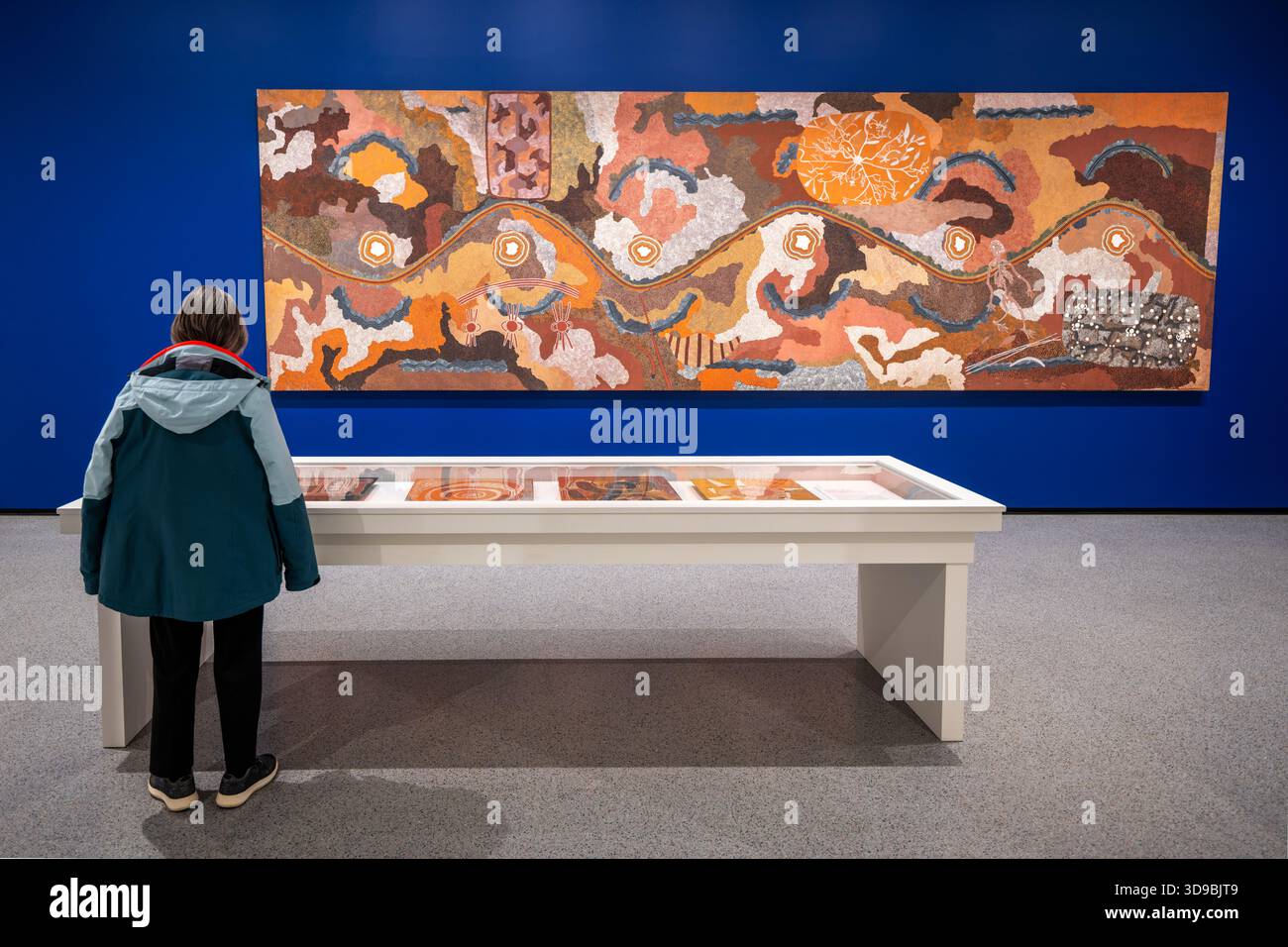 National Gallery of Art Australian Indigenous Art Exhibit Washington DC // WASHINGTON DC — Spirit Dreaming through Napperby Country (1980), ein Gemeinschaftsgemälde der Künstler Tim Leura Tjapaltjarri und Clifford Possum Tjapaltjarri aus Anmatyerre, wird in der Australian Indigenous Art Exhibit der National Gallery of Art ausgestellt. Diese synthetische Polymerfarbe auf Leinwand beschreibt ihre tiefe Verbindung zu Napperby Country, Northern Territory und der Enteignung der Anmatyerre. Das Kunstwerk enthält Yamswurzeln, weiße Punkte für Wolken und eine Skelettfigur, die möglicherweise einen Todesgeist oder widerspiegelt Stockfoto