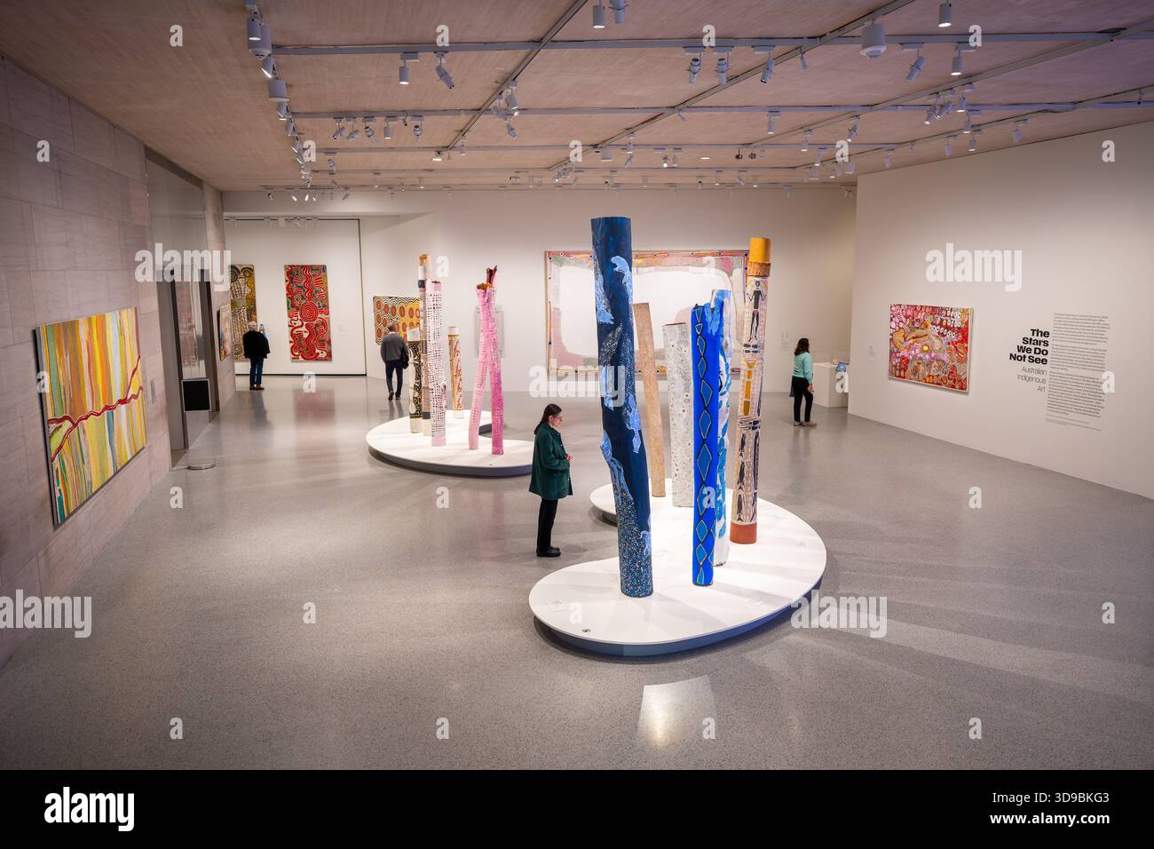 Australian Indigenous Art Exhibit The Stars We Don’t See National Gallery of Art Washington DC // WASHINGTON DC – gemalte Mahnpfähle und lebendige Leinwände werden als Teil der Ausstellung Stars We Don’t See, einer Ausstellung der australischen Indigenen Kunst in der National Gallery of Art, ausgestellt Diese Ausstellung zeigt das reiche kulturelle Erbe und die vielfältigen künstlerischen Traditionen der Aborigines und der Torres Strait Islander. Australische indigene Kunst ist eine der ältesten Kunsttraditionen der Welt, die sich über 65.000 Jahre erstreckt. Die National Gallery of Art in Washington D.C. beherbergt diese bedeutende Ausstellung Stockfoto