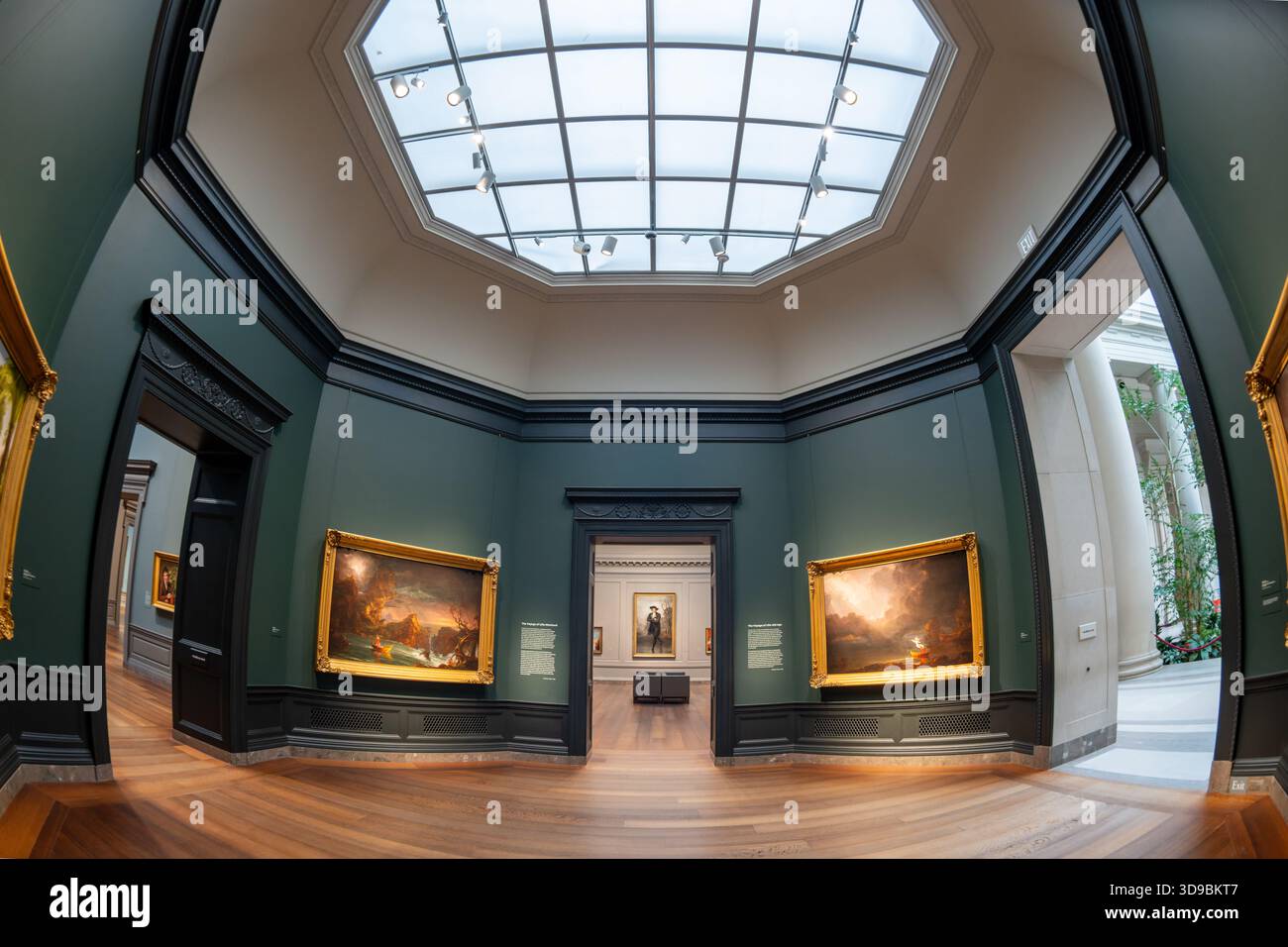 National Gallery of Art Interior Washington DC // WASHINGTON DC — The Voyage of Life: Manhood and the Voyage of Life: Old Age, zwei Gemälde aus Thomas Coles berühmter allegorischer Serie, werden in der National Gallery of Art ausgestellt Diese legendäre vierteilige Serie zeigt die Reise eines Mannes durch das Leben. Die Galerie verfügt über einen achteckigen Raum mit einem großen Oberlicht, das natürliches Licht für die Kunstwerke bietet. Die National Gallery of Art befindet sich in der National Mall und ist ein erstklassiges amerikanisches Kunstmuseum mit einer großen Sammlung europäischer und amerikanischer Kunst. Stockfoto