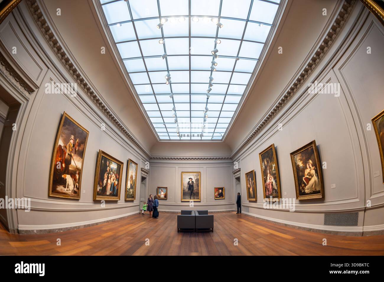 National Gallery of Art Washington DC // WASHINGTON DC — eine Innengalerie der National Gallery of Art zeigt gerahmte Gemälde unter einem Raster-Oberlicht. Der Raum, der mit klassischer Architektur und polierten Hartholzböden geschmückt ist, zeigt eine Sammlung von Porträts und Genre-Szenen. Die National Gallery of Art befindet sich in der National Mall und ist ein berühmtes US-amerikanisches Kunstmuseum, das 1937 gegründet wurde. Es beherbergt eine große Sammlung europäischer und amerikanischer Kunst und bietet als bedeutende Kulturinstitution in Washington D.C. freien Zugang. Stockfoto