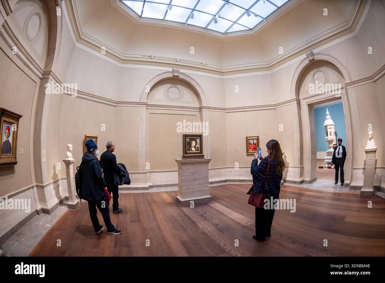 National Gallery of Art Ginevra de Benci Washington DC // WASHINGTON DC — Leonardo da Vincis Ginevra de' Benci, das einzige Gemälde des renommierten Künstlers in Amerika, ist eine prominente Ausstellung in der National Gallery of Art Dieses doppelseitige Porträt, das Anfang 20 fertiggestellt wurde, zeigt Ginivra gegen einen wacholderstrauch, eine visuelle Anspielung auf ihren Namen. Die Rückseite zeigt einen symbolischen wacholderzweig, Lorbeer und Palme, begleitet von dem lateinischen Satz „Schönheit schmückt Tugend“. Dieses lebensechte Porträt im Freien brach von früheren Renaissance-Konventionen ab und zeigte Leonardos frühe Genie. Stockfoto