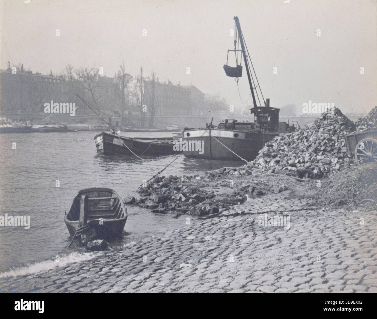 Ein Boot entladen, Quai des Tuileries, 1. Arrondissement, Paris. Vert, Louis, Fotograf; Pouzin, Marcel, Fotograf. Array, Fotografie, Grafik, Fotografie. Abmessungen – Bildmaterial: Höhe: 16,9 cm, Breite: 21,4 cm. Abmessungen – Originalhalterung: Höhe: 18,8 cm, Breite: 23,3 cm. Abmessungen – Museummatte: Höhe: 30 cm, Breite: 40 Stockfoto