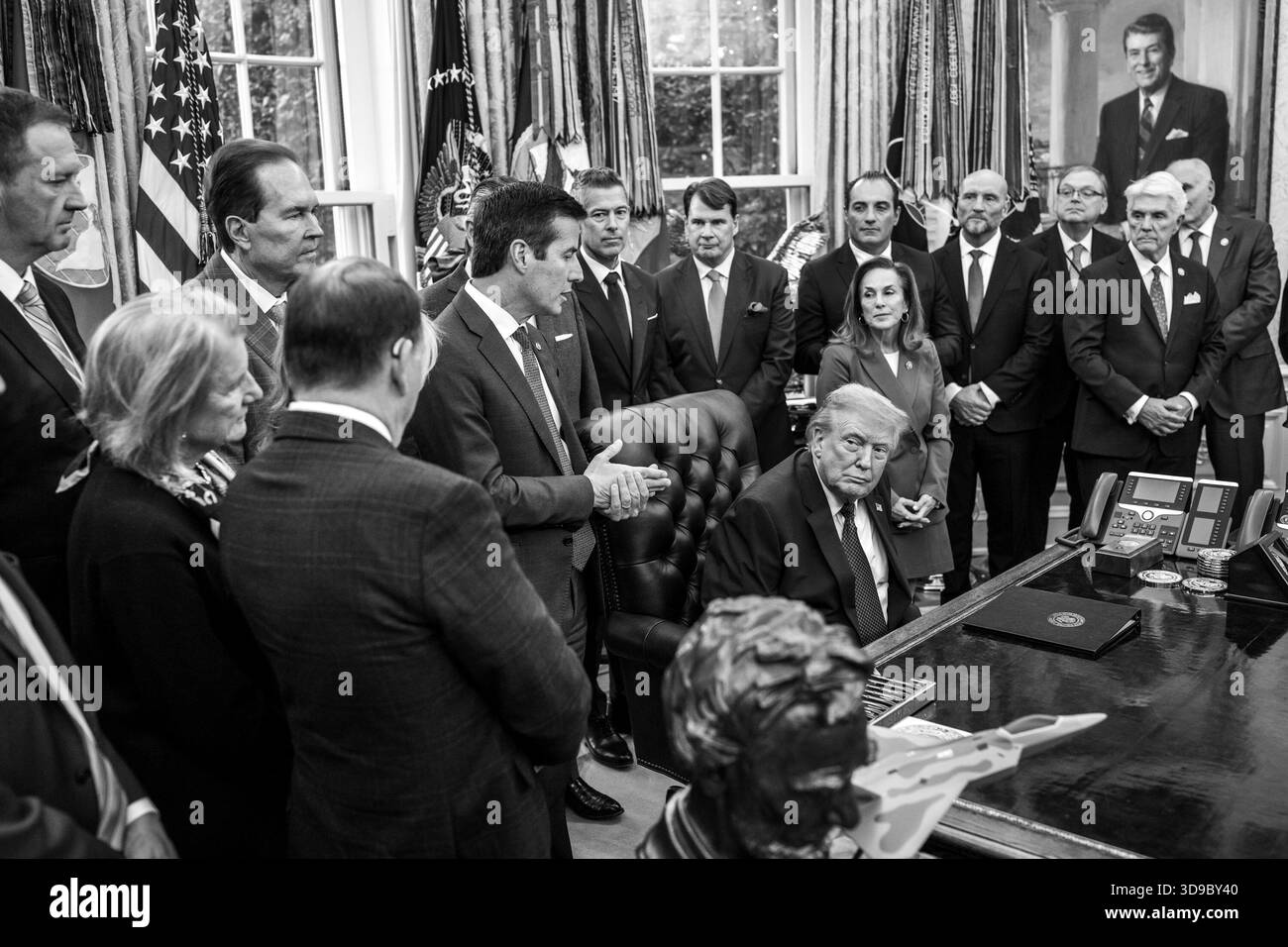 Senator Bernie Moreno (R-OH) hält Bemerkungen an die Medien nach der Ankündigung von Präsident Donald Trump über Kraftstoffverbrauchsstandards im Oval Office am Mittwoch, den 3. Dezember 2025. (Offizielles Foto des Weißen Hauses von Molly Riley) Stockfoto