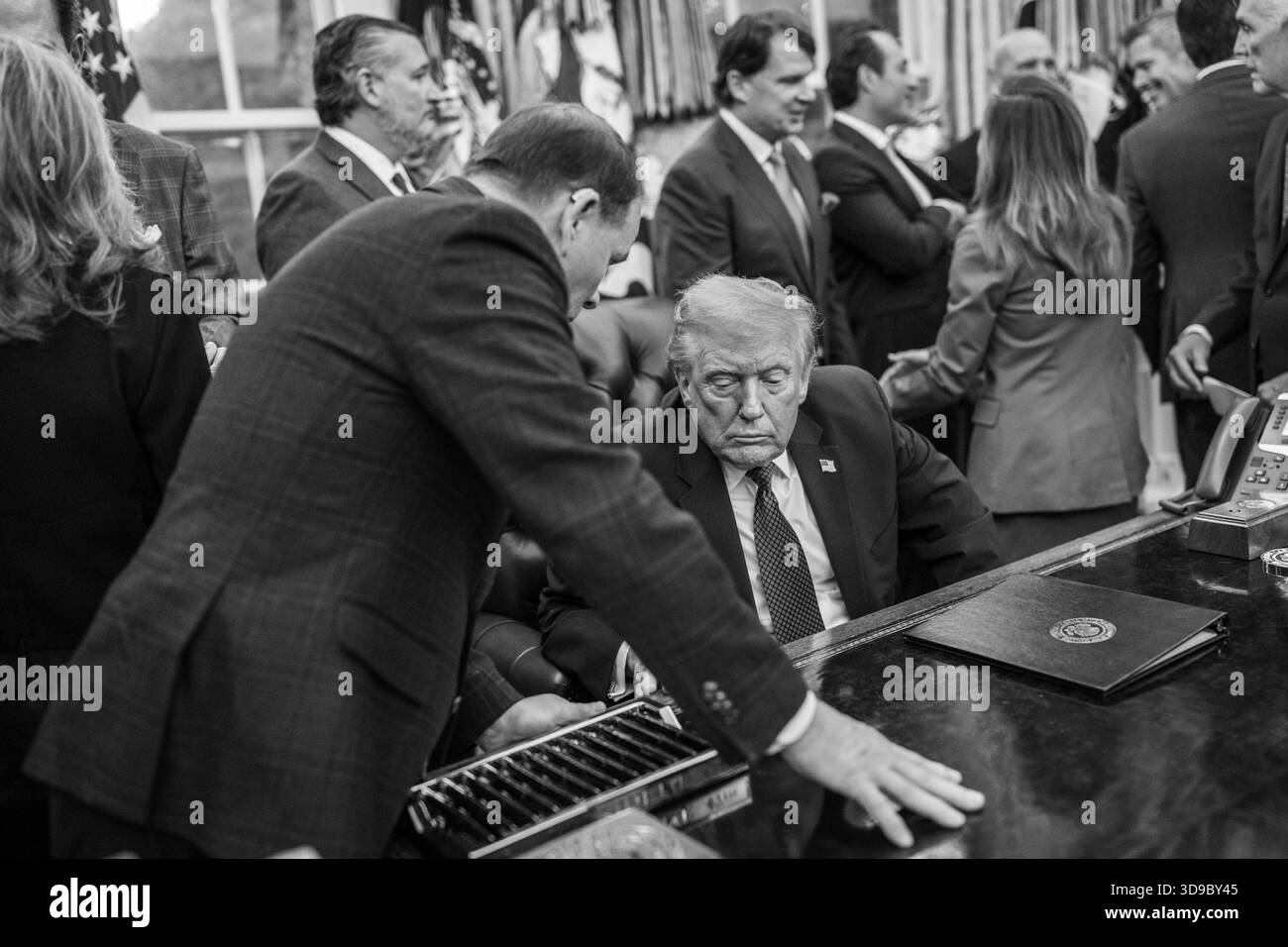 Präsident Donald Trump spricht mit Gästen, nachdem er am Mittwoch, den 3. Dezember 2025 im Oval Office eine Ankündigung über Kraftstoffverbrauchsstandards gemacht hatte. (Offizielles Foto des Weißen Hauses von Molly Riley) Stockfoto