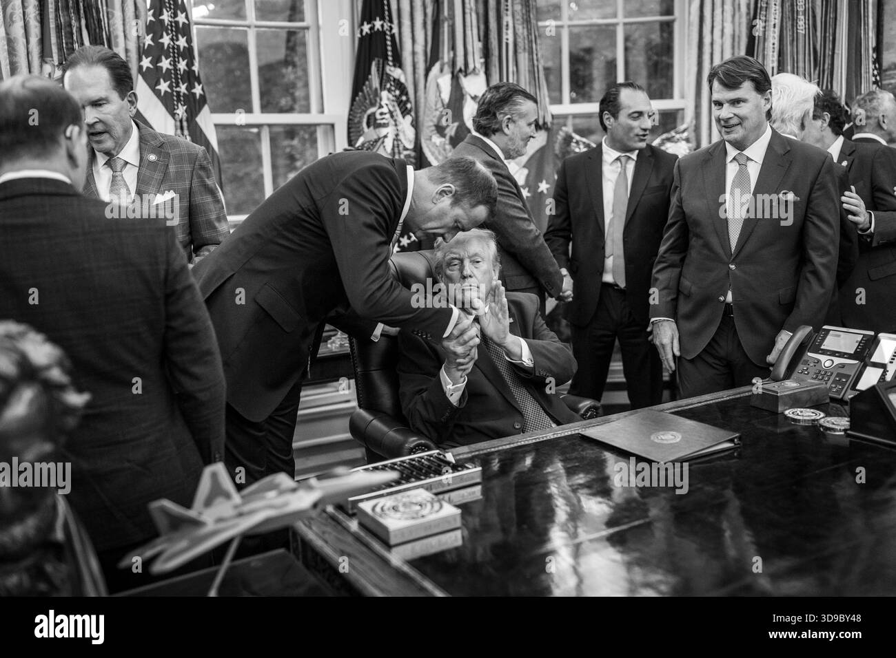 Präsident Donald Trump spricht mit Gästen, nachdem er am Mittwoch, den 3. Dezember 2025 im Oval Office eine Ankündigung über Kraftstoffverbrauchsstandards gemacht hatte. (Offizielles Foto des Weißen Hauses von Molly Riley) Stockfoto