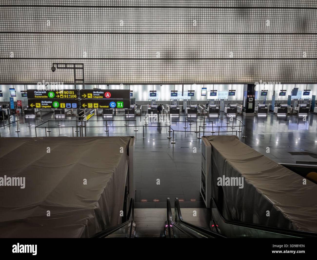 BARCELONA, SPANIEN - 4. APRIL 2025: Check-in-Schalter und beleuchtete Beschilderung im Josep Tarradellas Flughafen Barcelona El Prat. Es ist der Hauptflughafen Stockfoto
