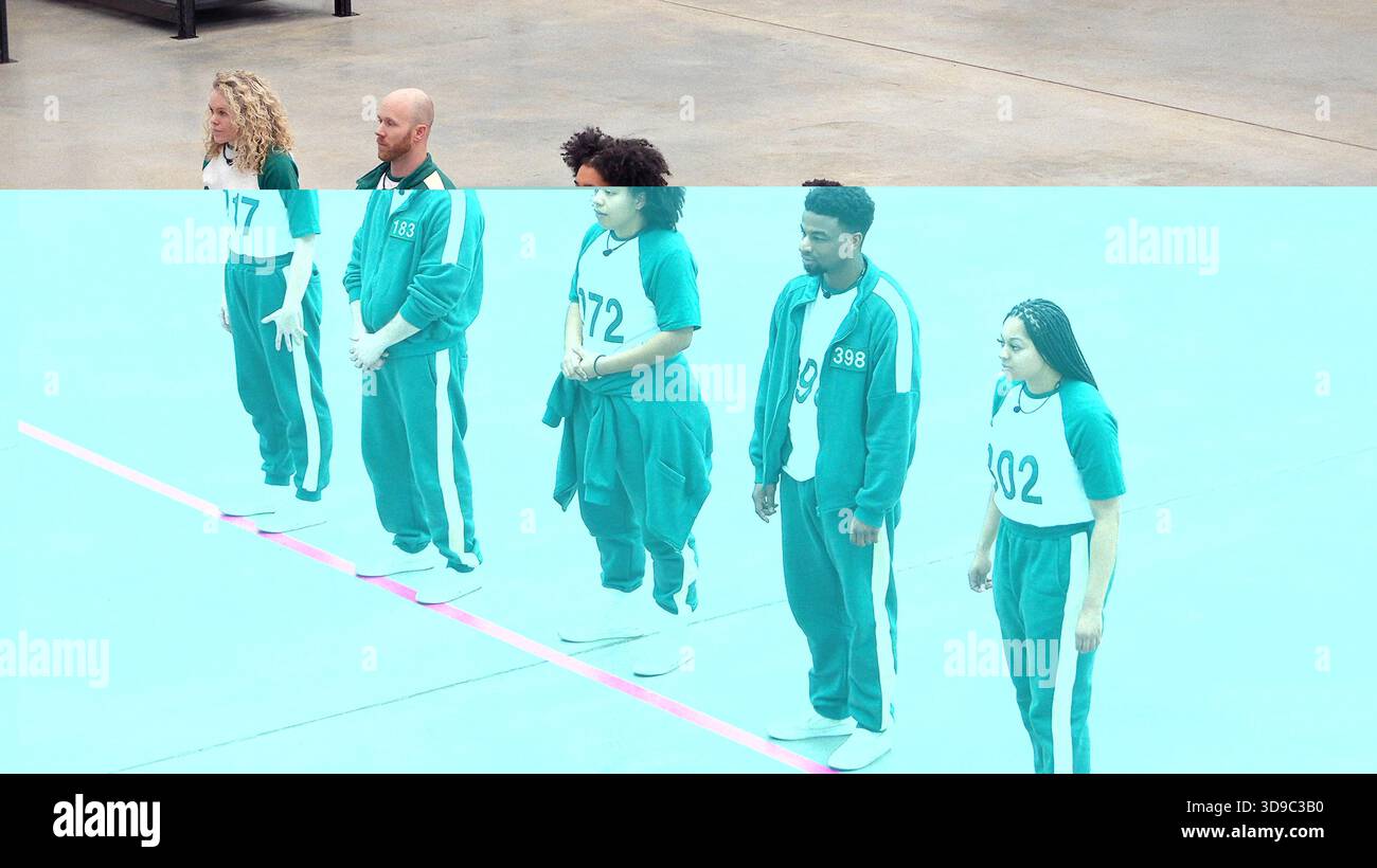 ERSCHEINUNGSDATUM: 4. November 2025 TITEL: Squid Game: The Challenge STUDIO: Netflix PLOT: Folgt den Teilnehmern bei Wettbewerben, die auf den koreanischen Kinderspielen im Squid Game basieren, um einen Geldpreis von 4,56 Millionen US-Dollar zu gewinnen. DIE HAUPTROLLEN SIND VANESSA CLEMENTS, STEVEN JONES, DAJAH GRAHAM, TRINITY PARRIMAN, PERLA FIGUEREO IN EPISODE 208. NUR REDAKTIONELLE VERWENDUNG! Nicht für kommerzielle ZWECKE! Stockfoto