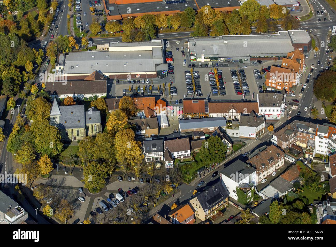 Alte Apotheke Herringen mit neuer Mitte Herringen, Herringer Markt, St. Viktor Kirche, Herringen, Hamm, Ruhrgebiet, Nordrhein-Westfalen, Deutschland Stockfoto