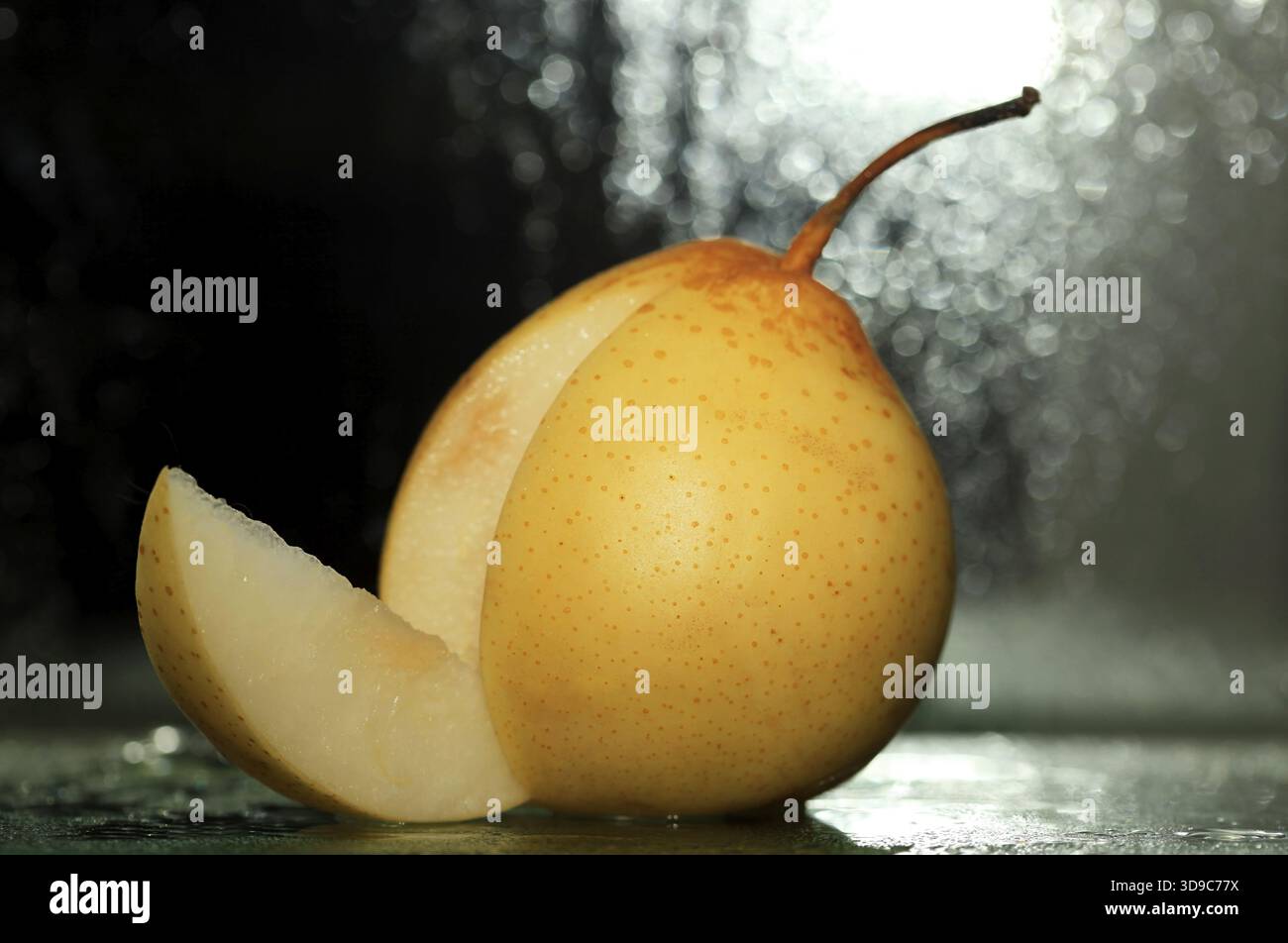 Gelbe Birne auf einem dunklen Hintergrund Stockfoto