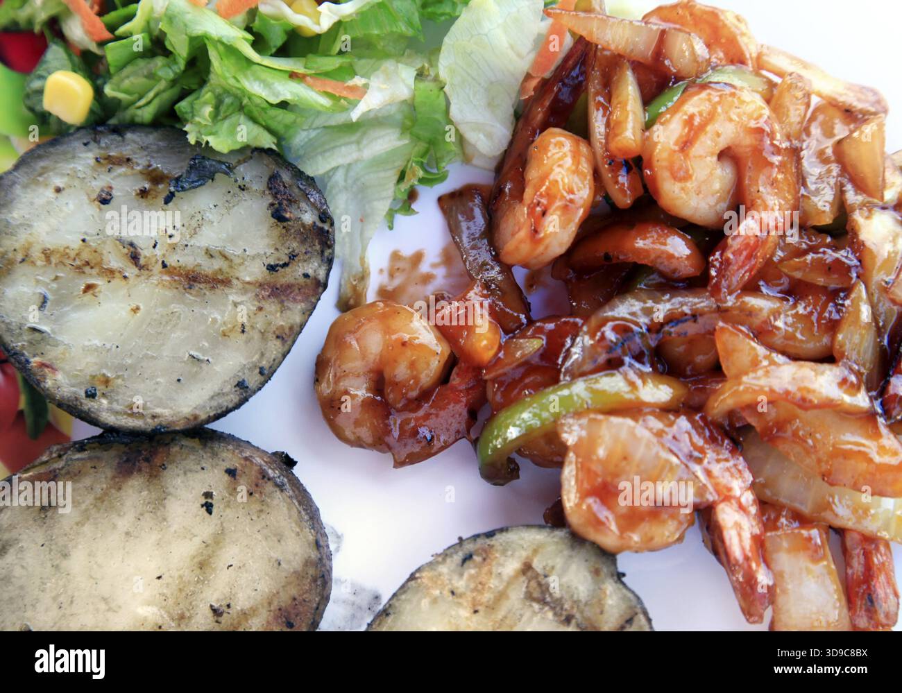 Garnelen in süßer roter Sauce mit Kartoffel und Gemüse Stockfoto