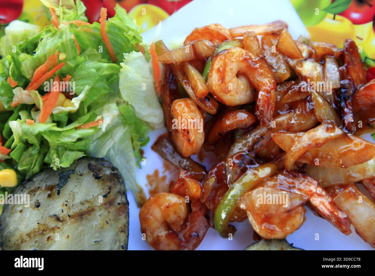 Garnelen in süßer roter Sauce mit Kartoffel und Gemüse Stockfoto