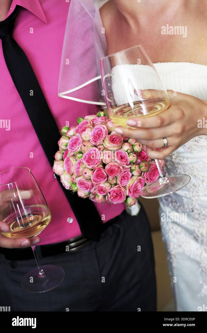 Blumenstrauß auf einem Hintergrund von einem Kleid der Braut und der Bräutigam Anzug Stockfoto