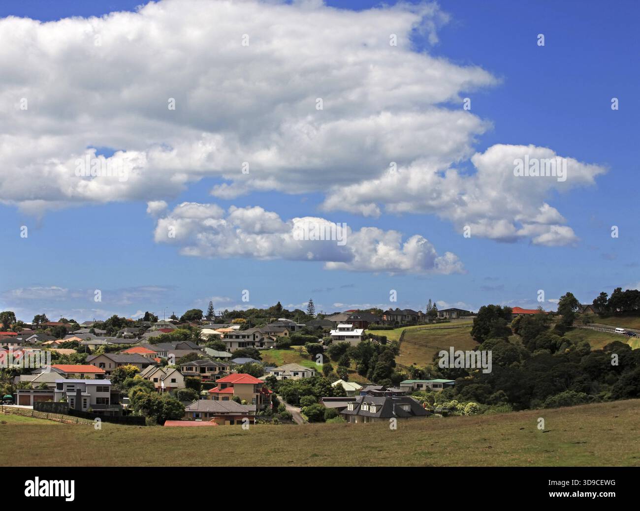 Das Neuseeland-Dorf auf einem Hintergrund des blauen Himmels Stockfoto