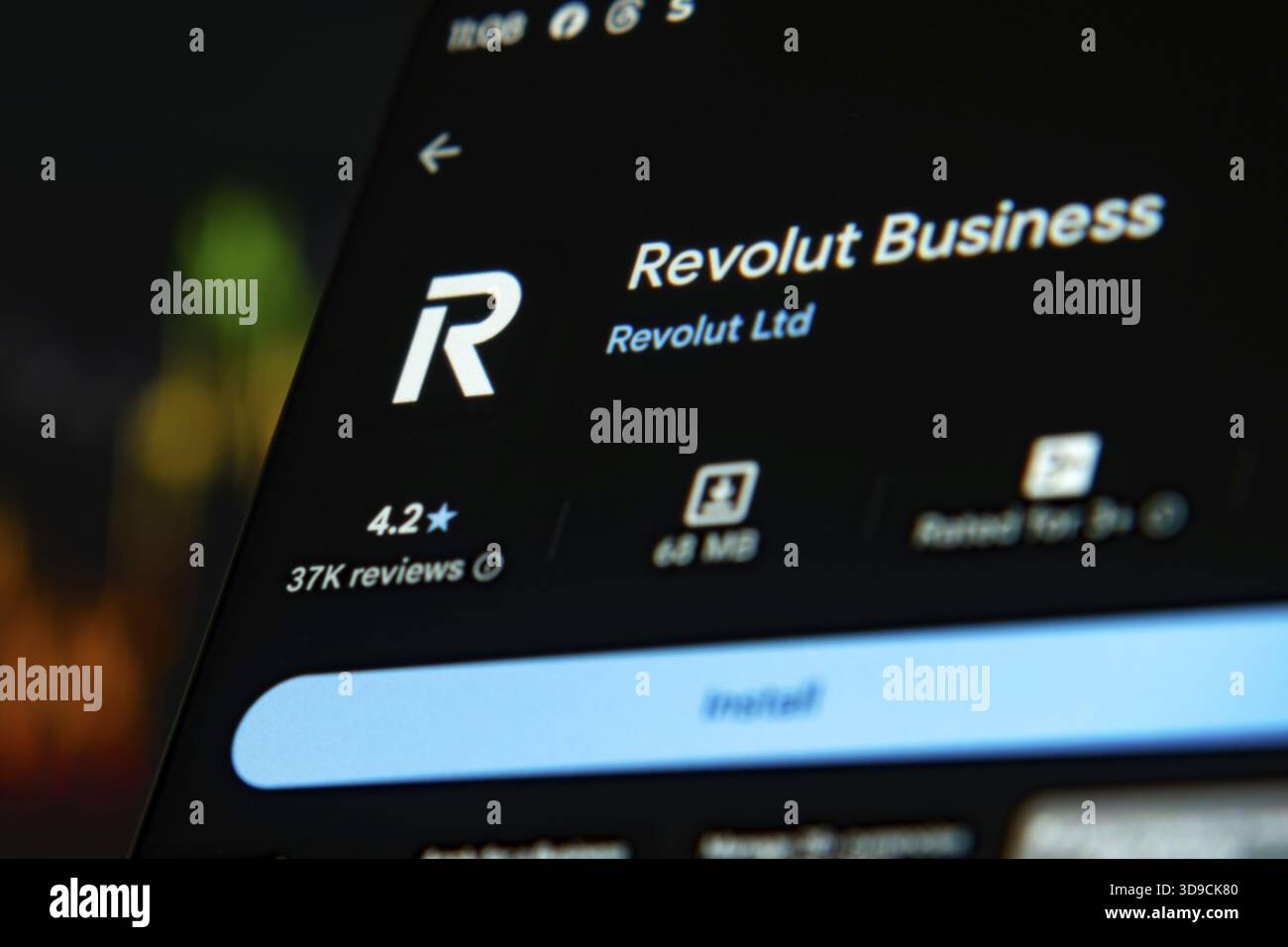 Die Benutzeroberfläche der Revolut Business App spiegelt Finanzmanagement-Tools wider Stockfoto