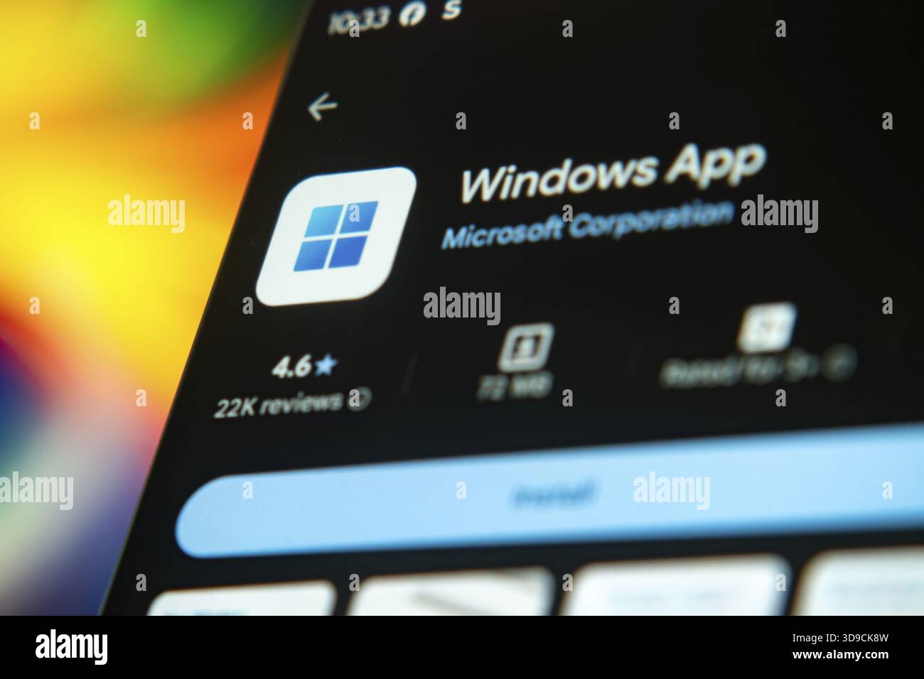 ScreensWindows App-Oberfläche auf Mobilgeräten mit Logo und Details zur Überprüfung Stockfoto